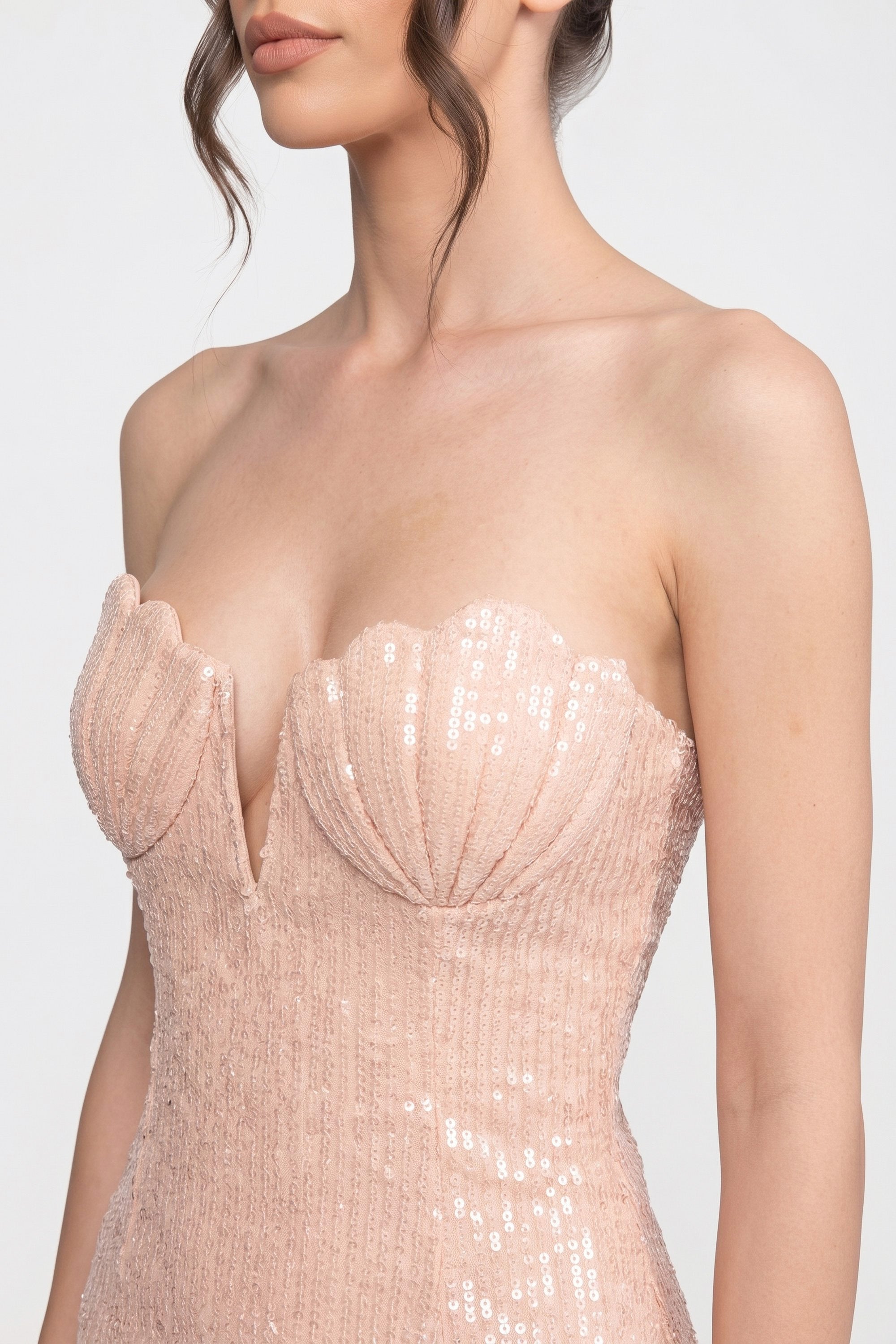 Abito lungo a sirena senza spalline con paillettes, scollo a cuore e spacco posteriore - Blush 