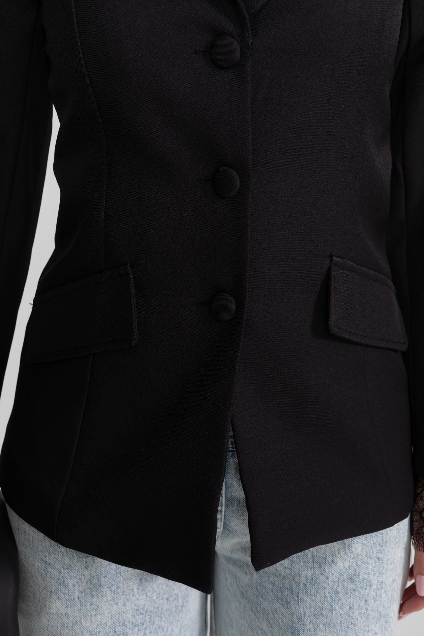 Blazer su misura con bordo in pizzo e chiusura con bottoni tono su tono – Nero 