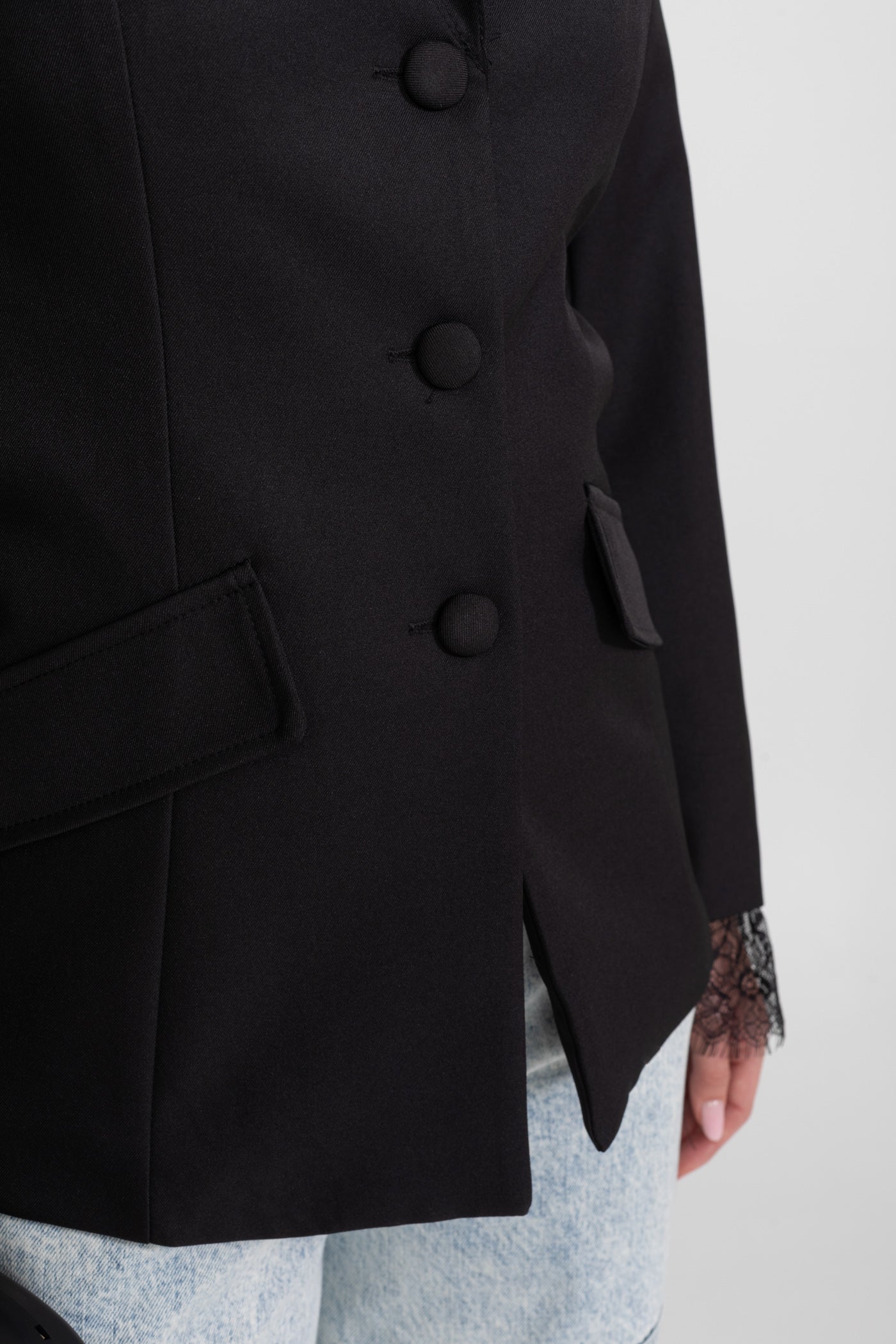 Blazer su misura con bordo in pizzo e chiusura con bottoni tono su tono – Nero 