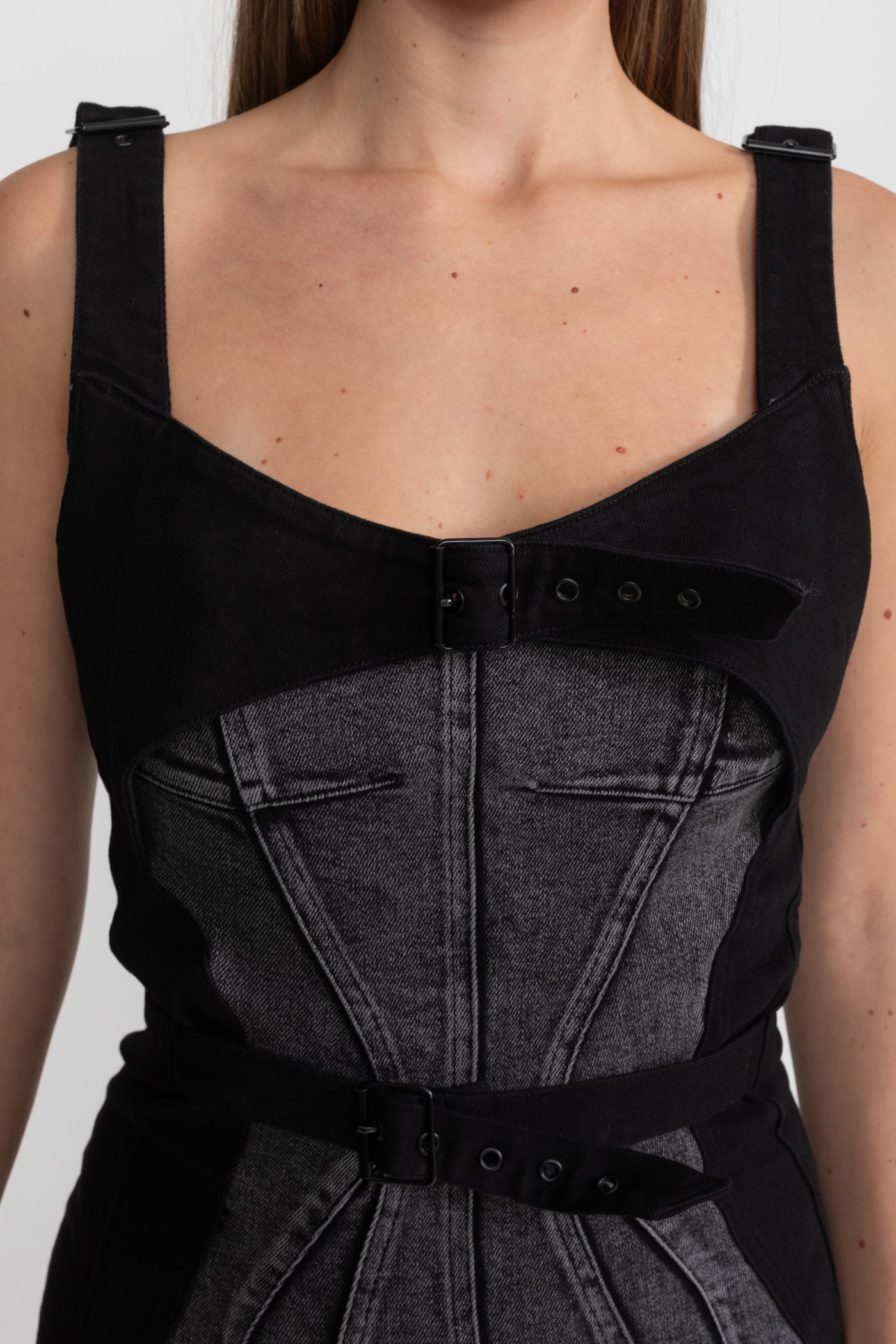 Abito midi in denim con pannelli e cinture con fibbia – Carbone 