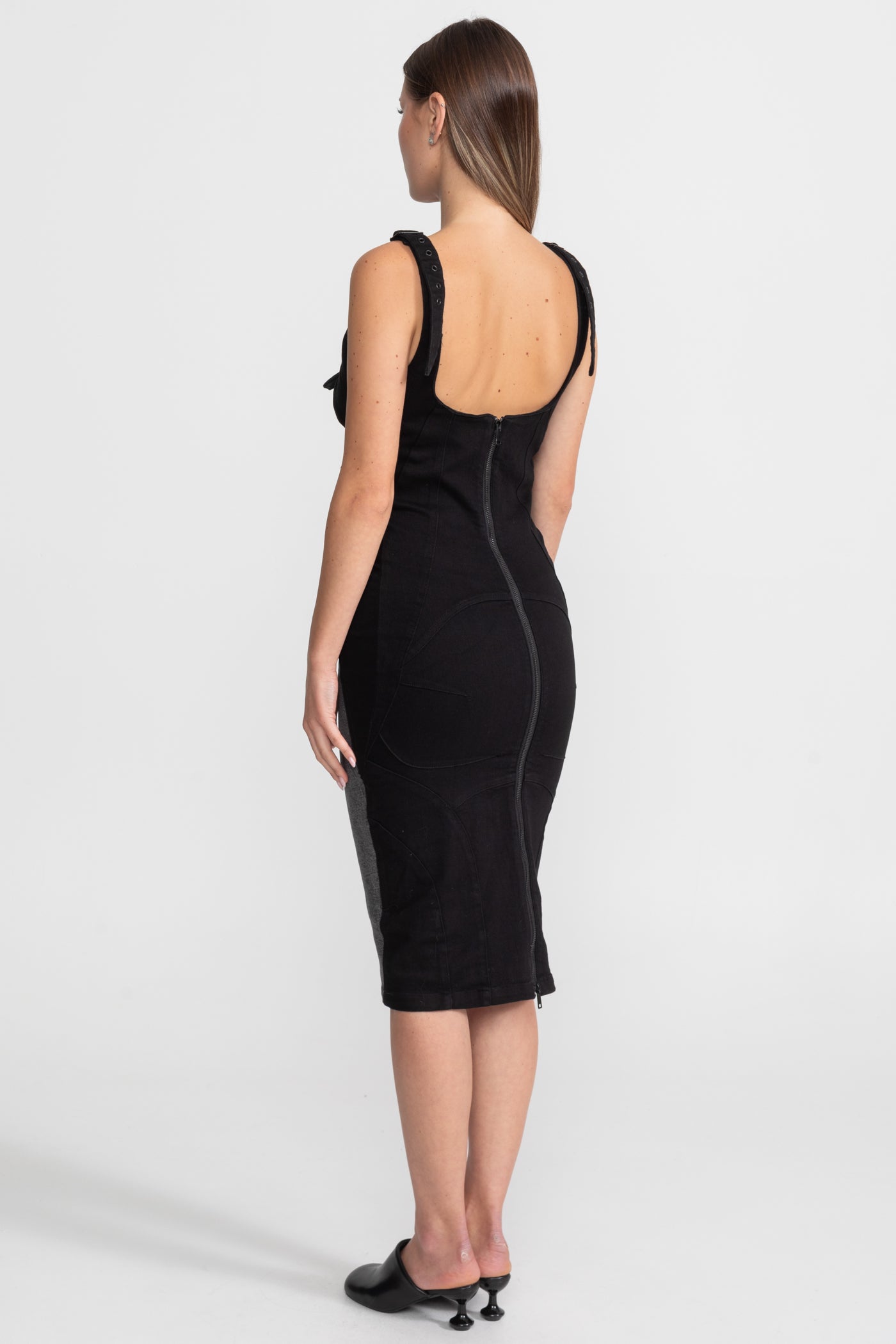 Abito midi in denim con pannelli e cinture con fibbia – Carbone 