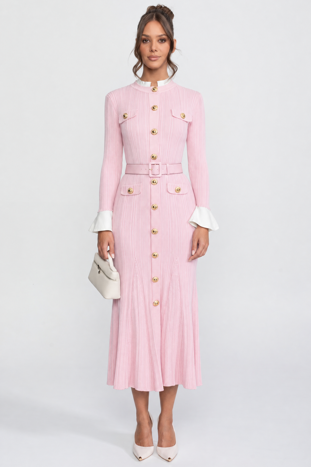 Abito midi in maglia a coste con cintura, polsini e colletto bianchi - rosa