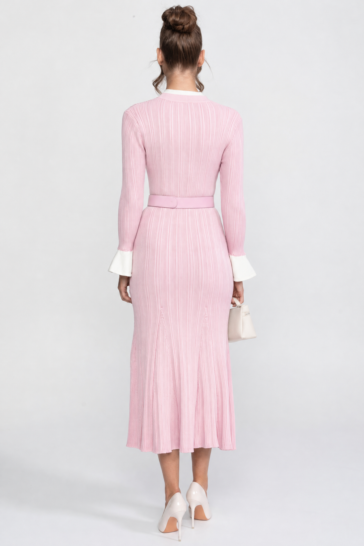 Abito midi in maglia a coste con cintura, polsini e colletto bianchi - rosa