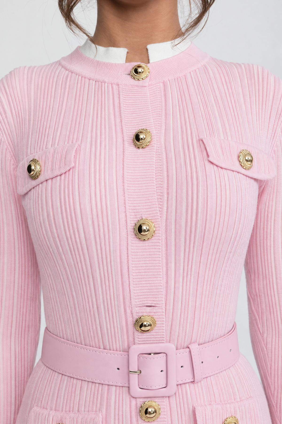 Abito midi in maglia a coste con cintura, polsini e colletto bianchi - rosa