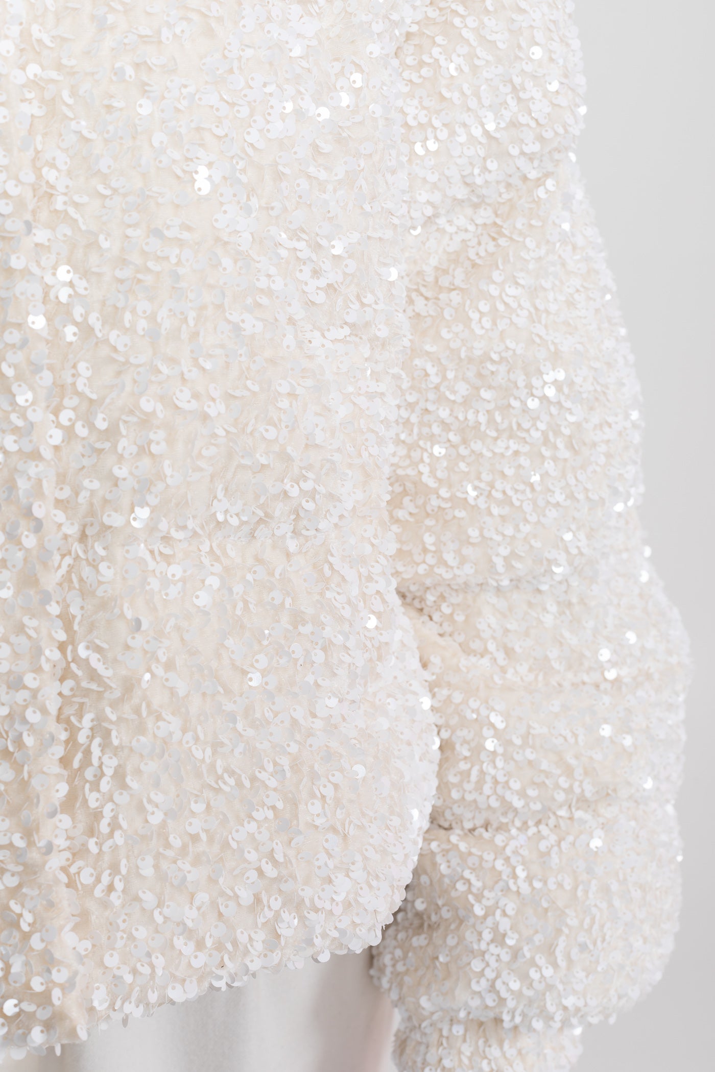 Giacca imbottita con paillettes e collo alto a imbuto – Bianco 