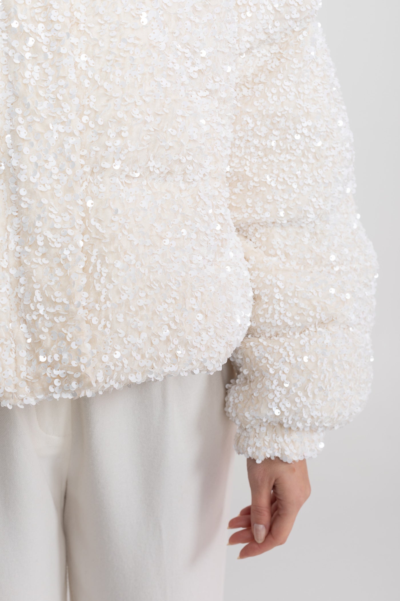 Giacca imbottita con paillettes e collo alto a imbuto – Bianco 