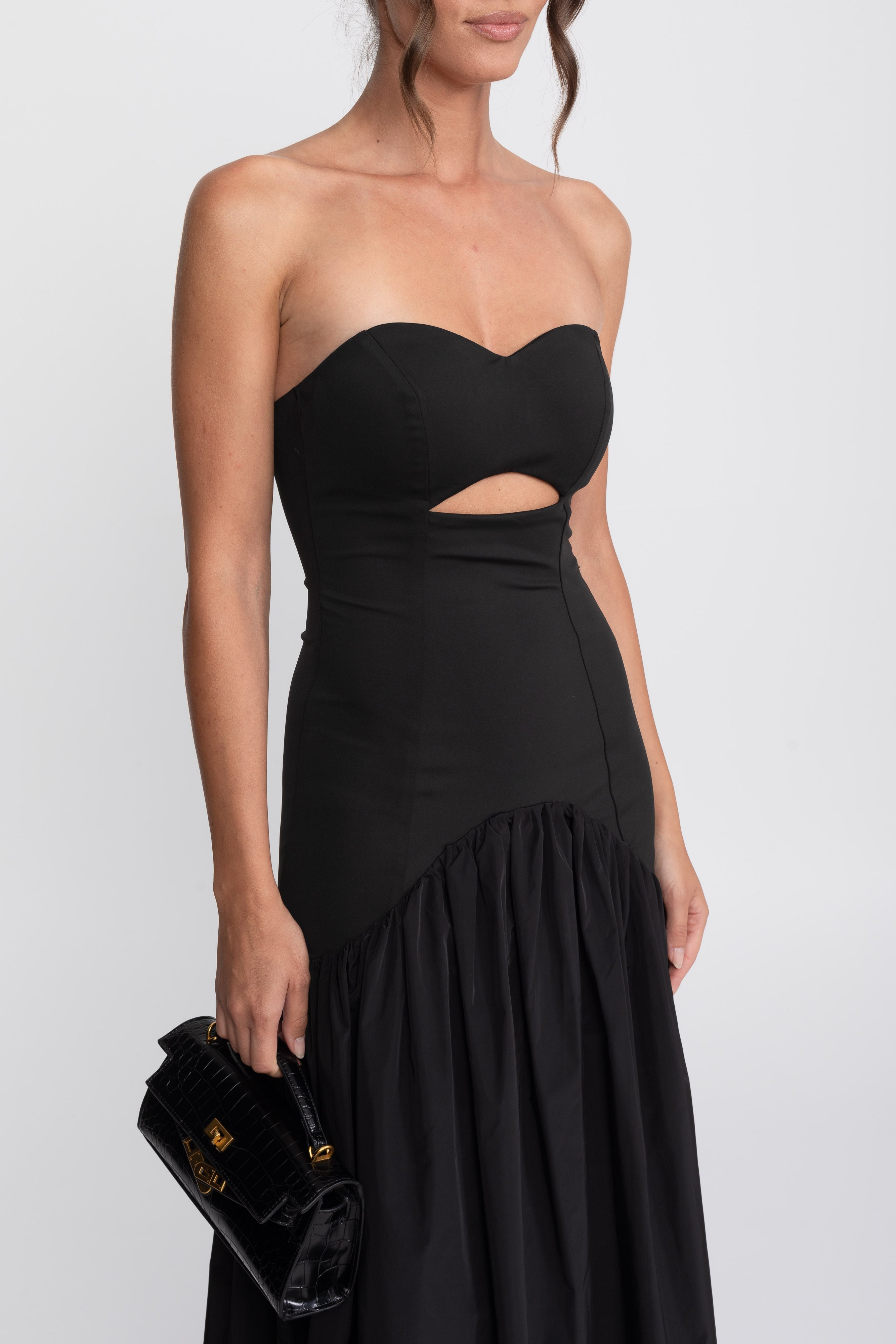 Abito lungo con scollo a cuore e cutout, vita bassa e gonna arricciata - Nero 