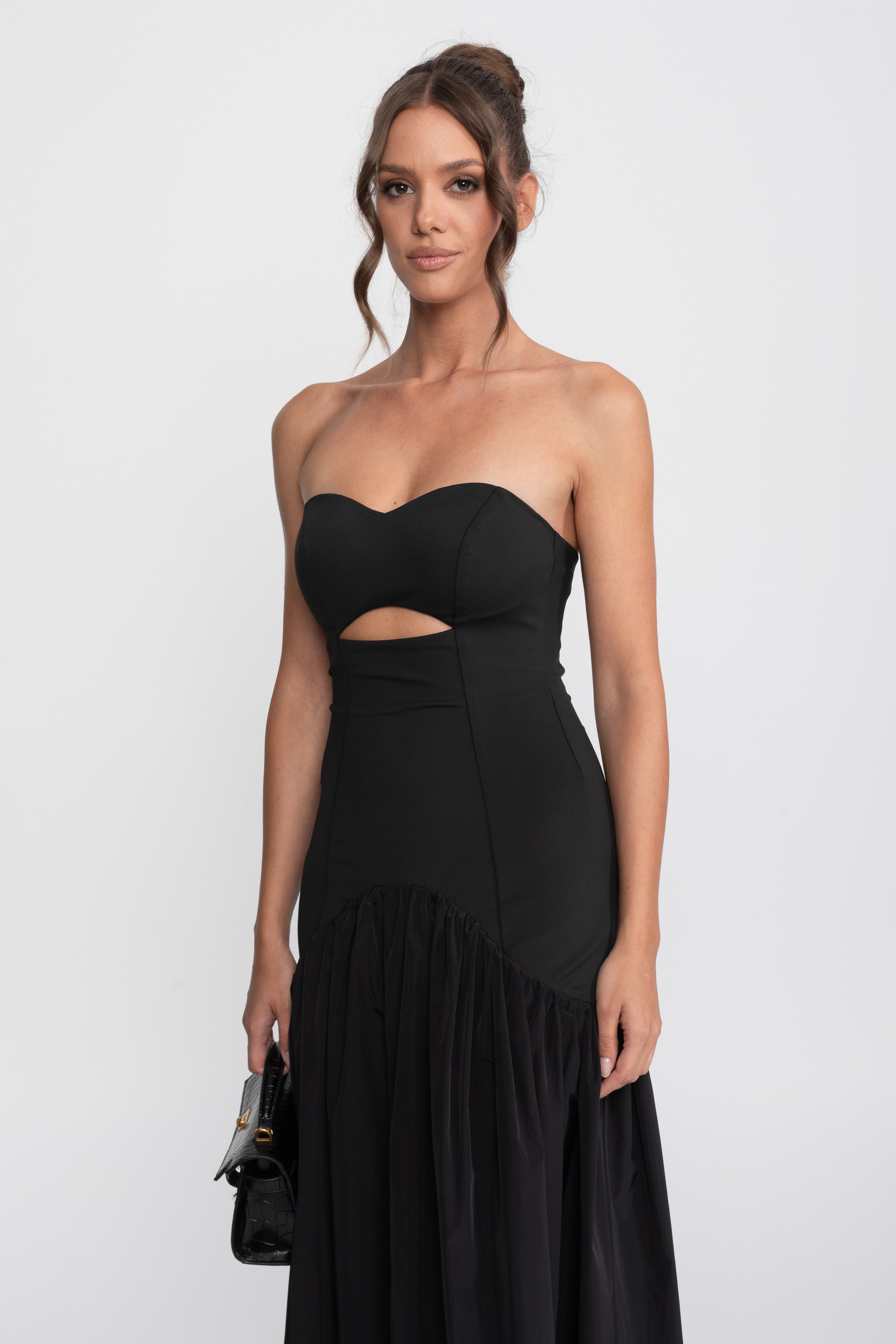 Abito lungo con scollo a cuore e cutout, vita bassa e gonna arricciata - Nero 