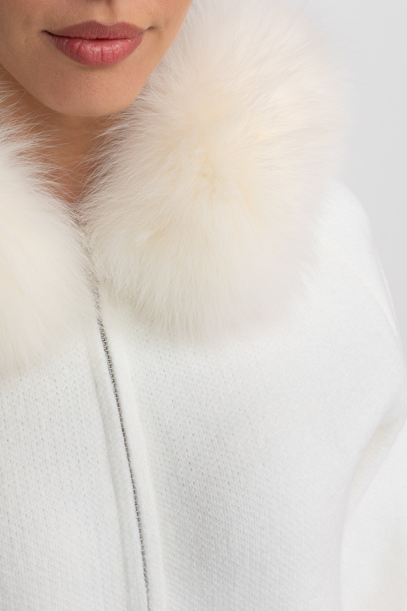 Felpa con cappuccio in lana con collo in pelliccia di volpe – Ivoire 