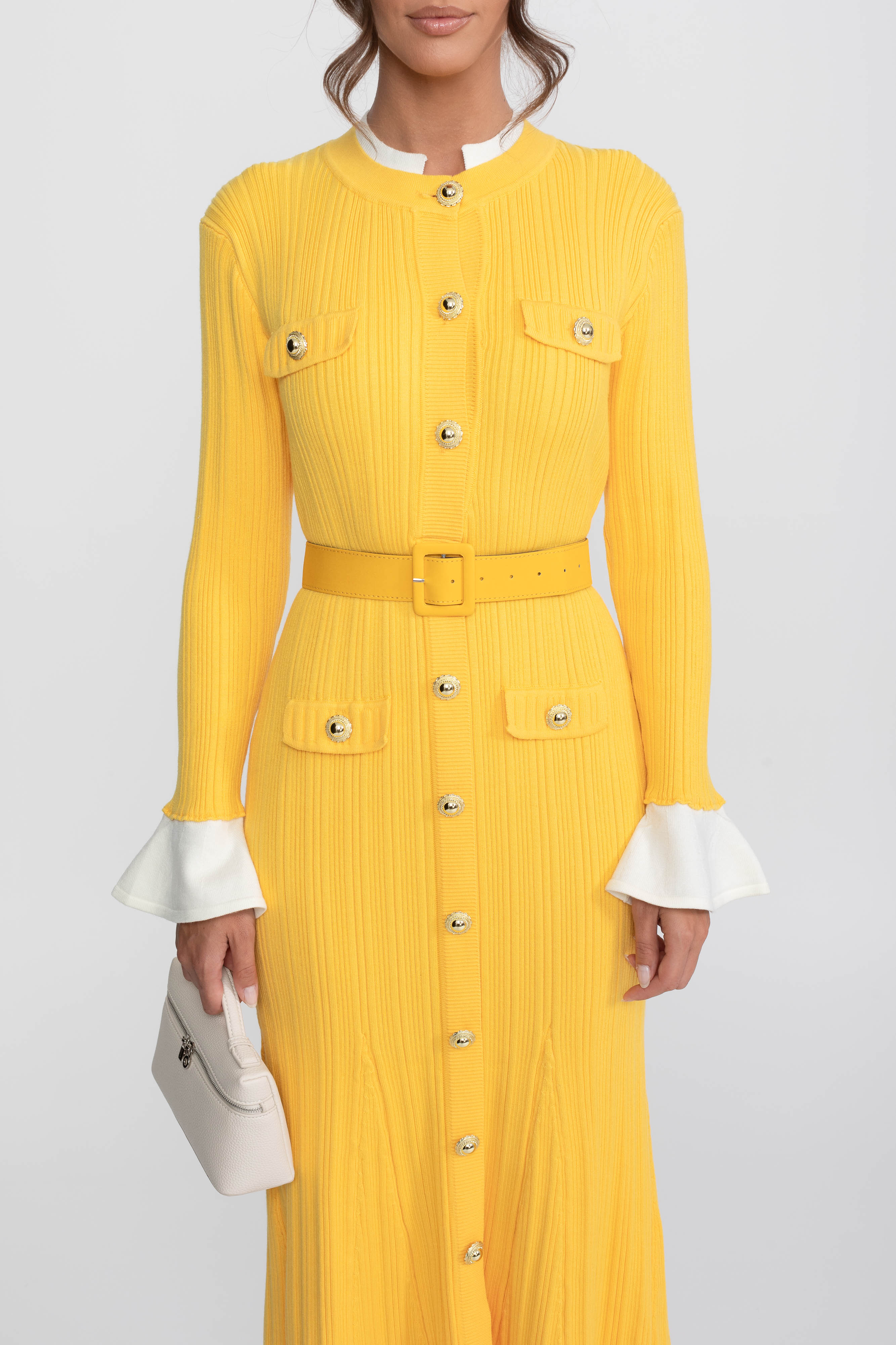 Abito Midi in Maglia a Coste con Cintura, Polsini e Colletto Bianchi - Giallo 