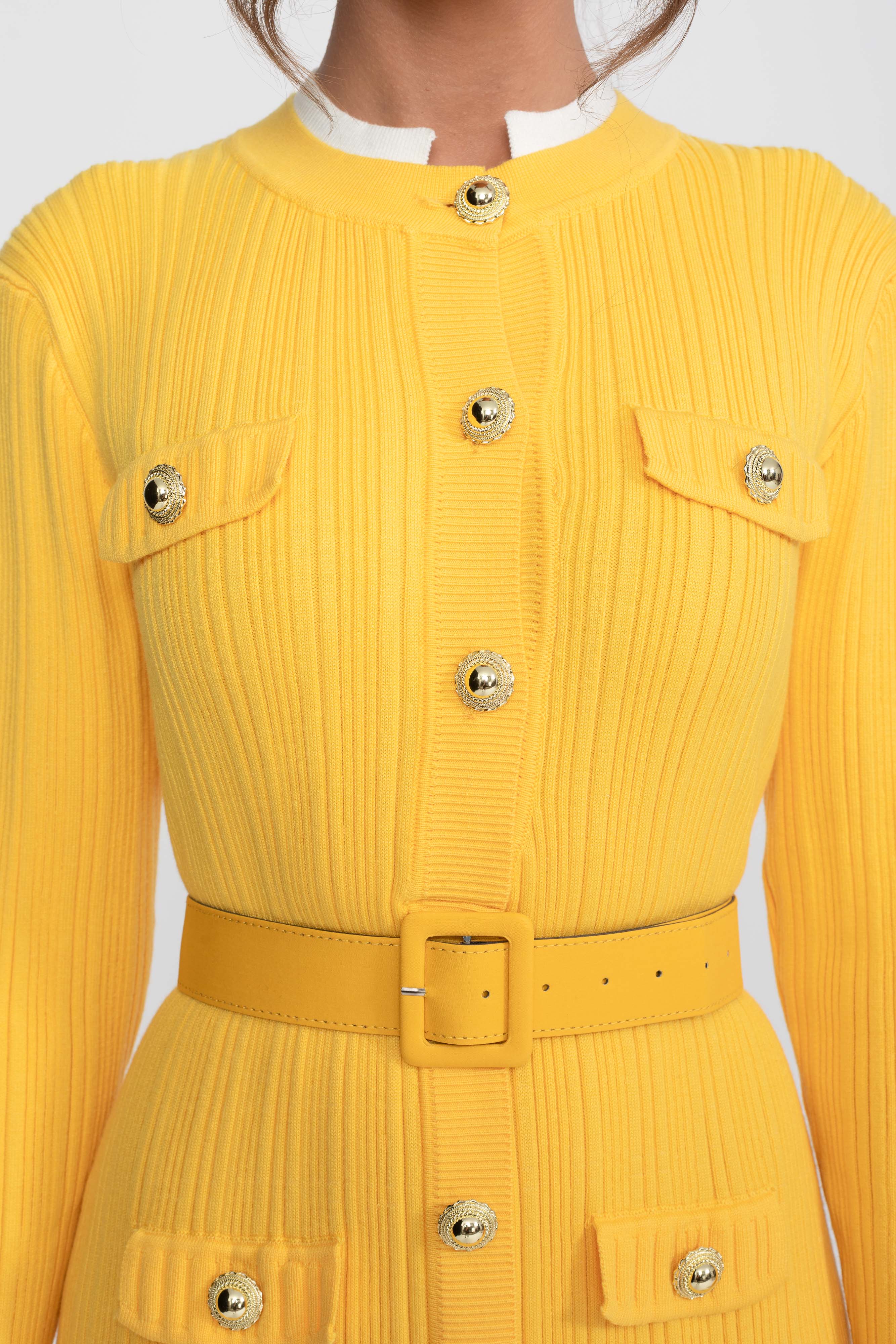 Abito Midi in Maglia a Coste con Cintura, Polsini e Colletto Bianchi - Giallo 