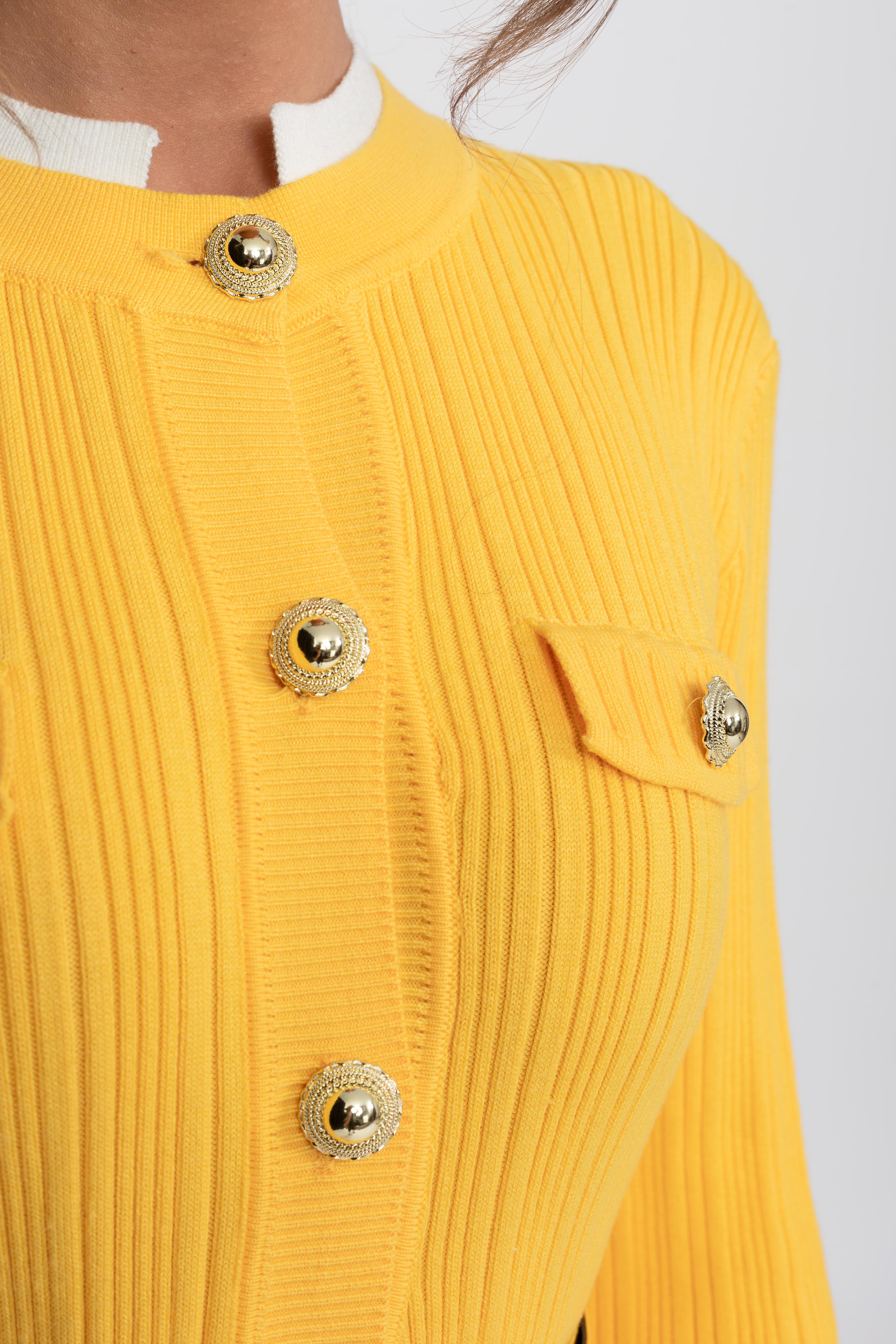 Abito Midi in Maglia a Coste con Cintura, Polsini e Colletto Bianchi - Giallo 