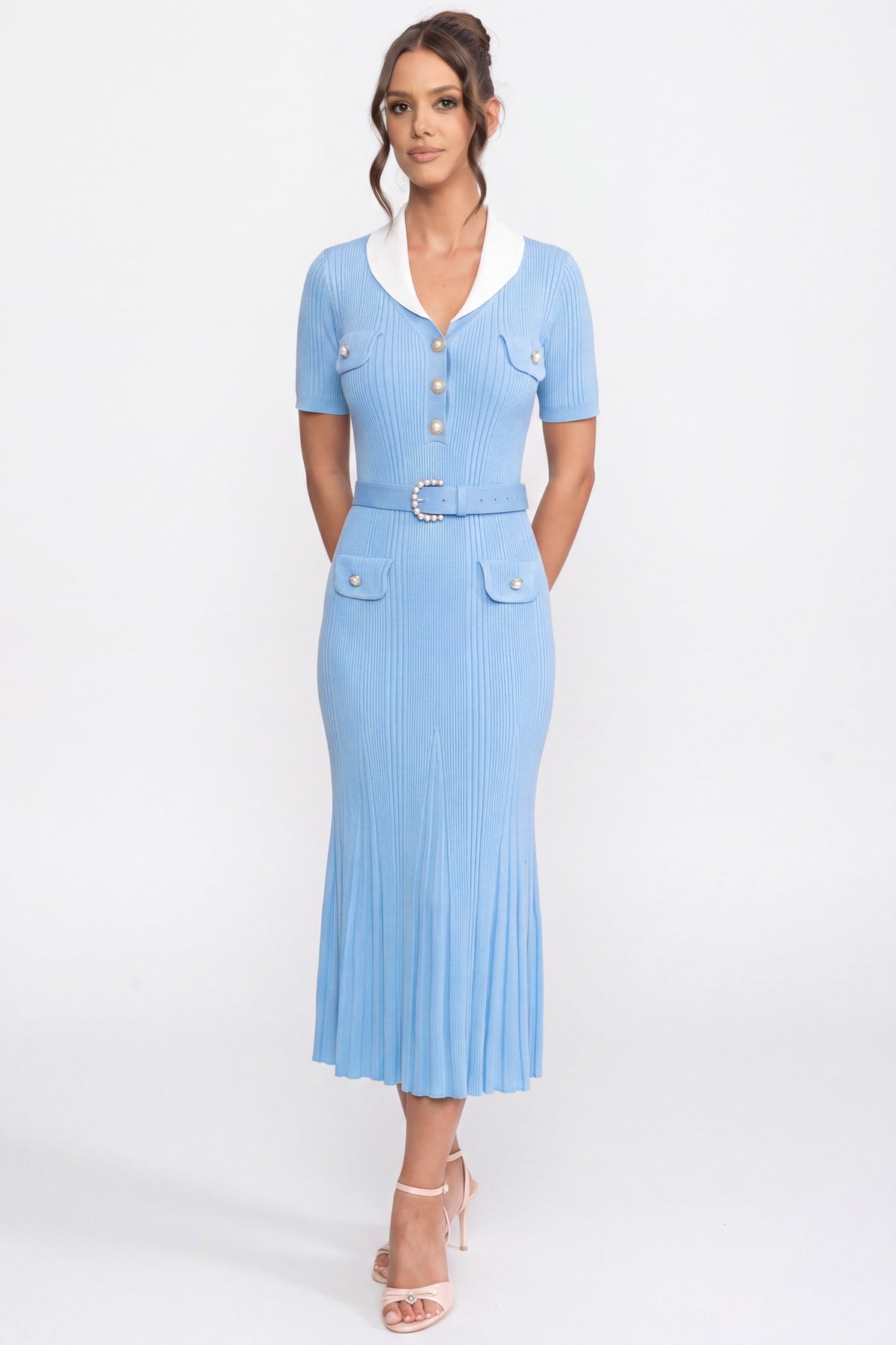 Abito midi in maglia a coste con colletto bianco e cintura di perle - light blue 