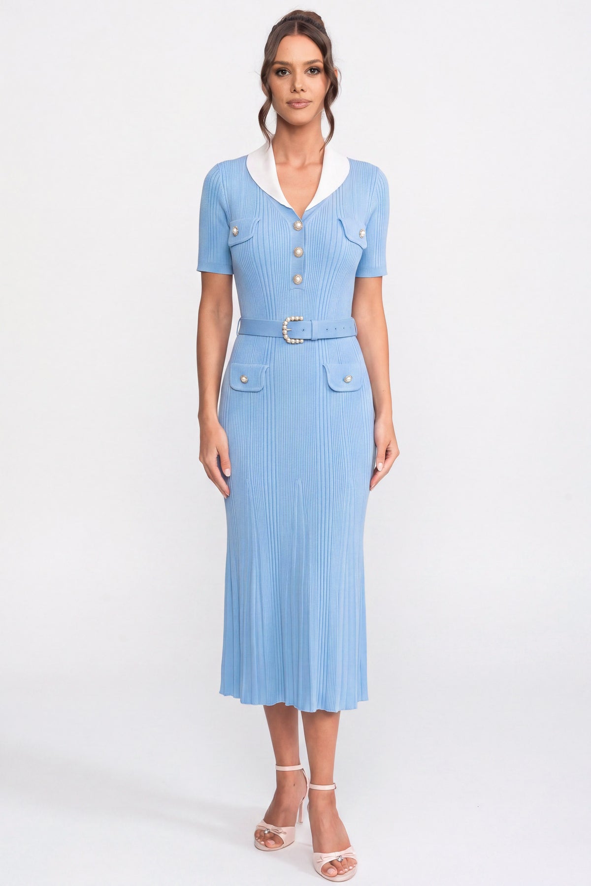 Abito midi in maglia a coste con colletto bianco e cintura di perle - light blue 