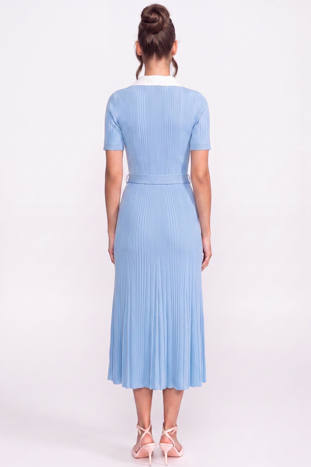 Abito midi in maglia a coste con colletto bianco e cintura di perle - light blue 