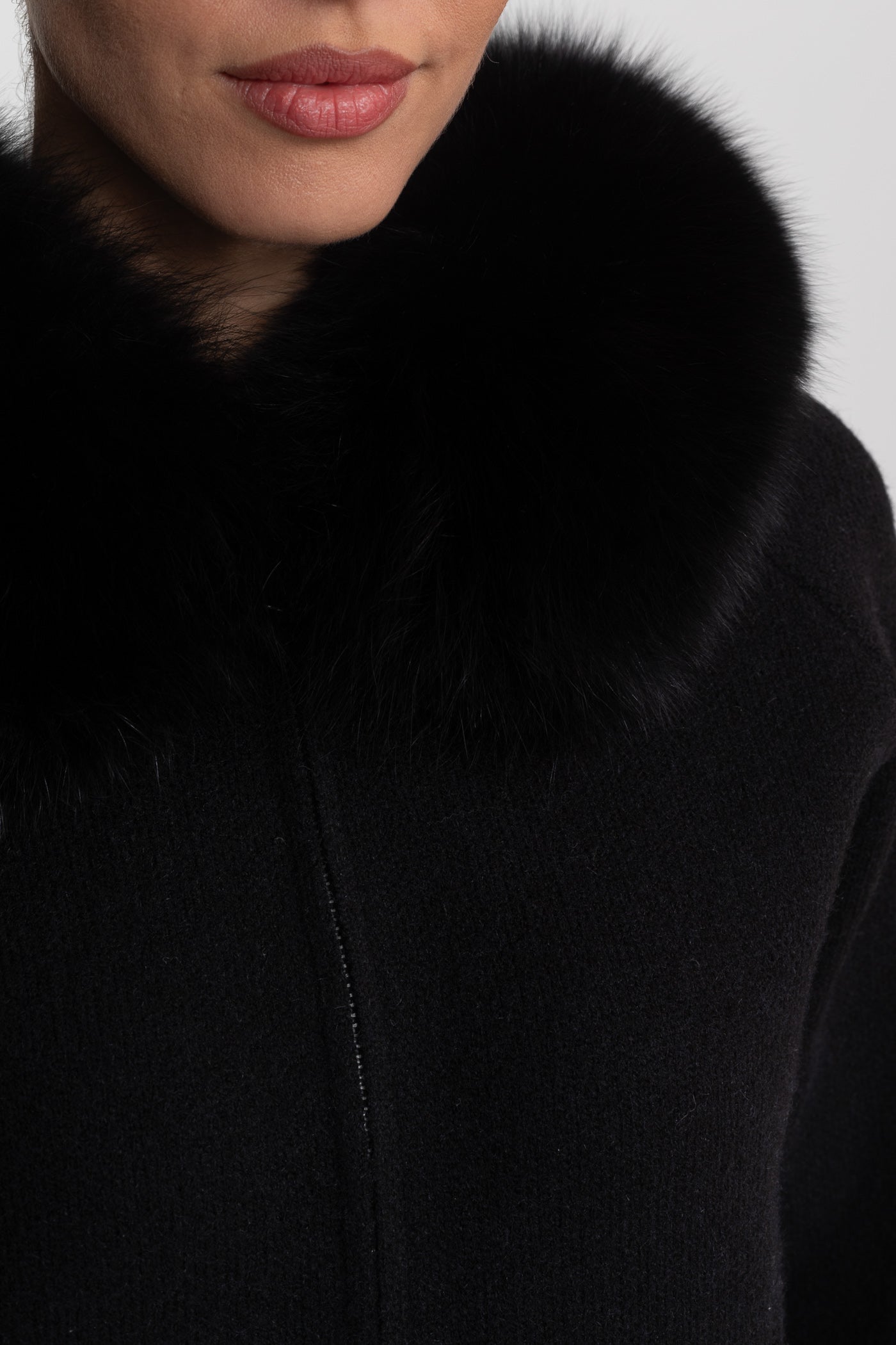 Felpa con cappuccio in lana con collo in pelliccia di volpe – Nero 