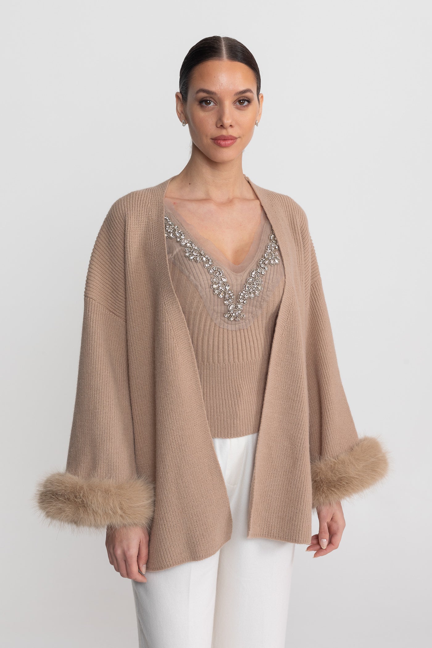 Completo in Maglia Due Pezzi con Decorazioni in Cristallo e Polsini Rifiniti - Beige 