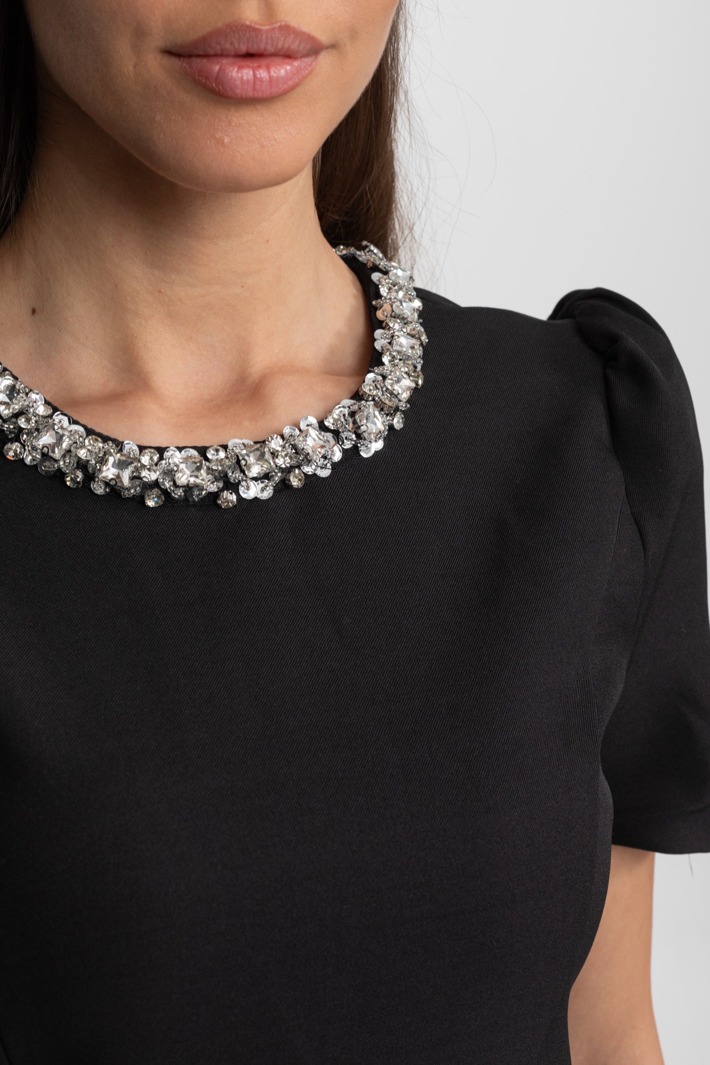 Abito Mini Su Misura con Scollo Decorato da Cristalli – Nero 