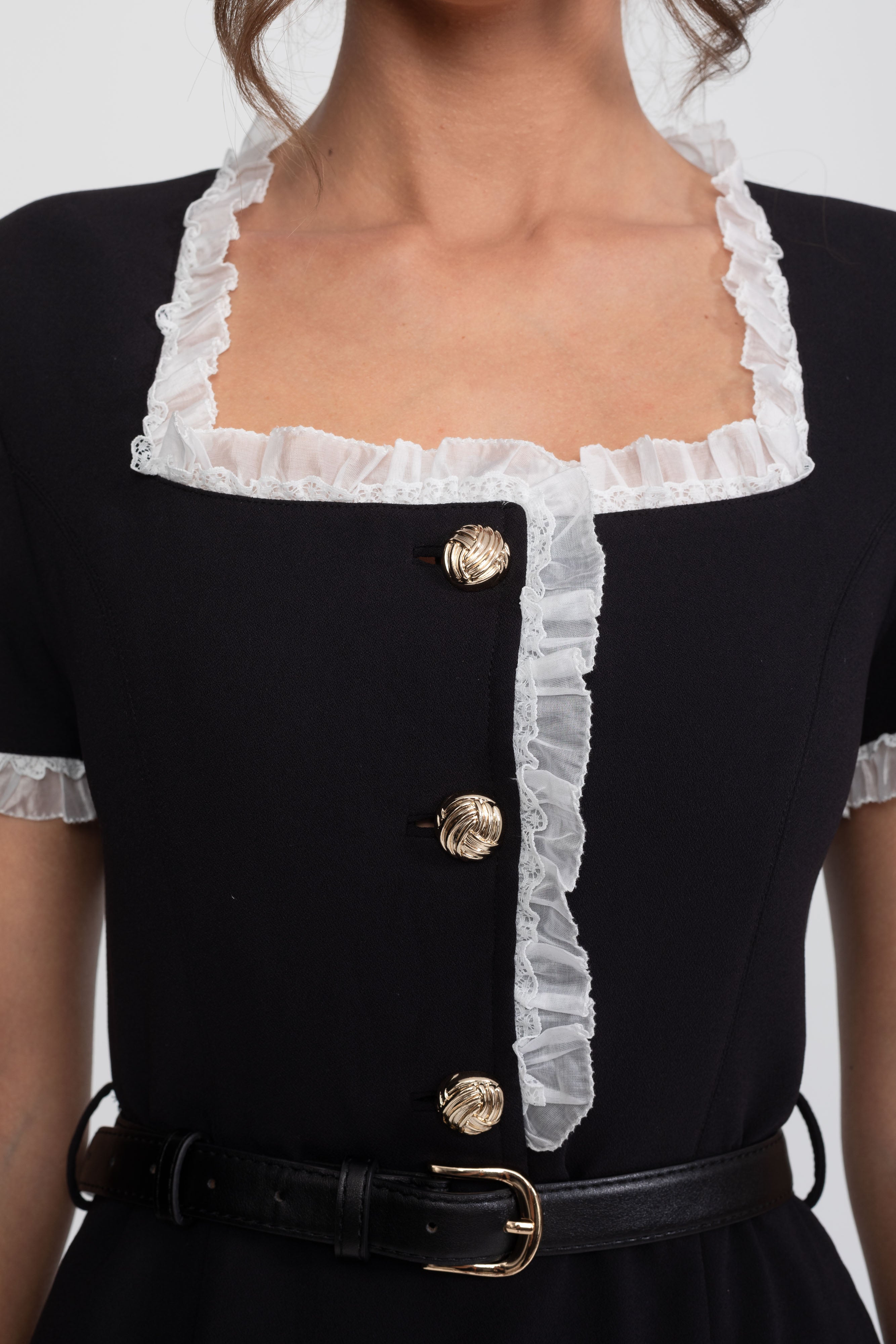Abito Midi con Scollo Quadrato e Cintura con Rifiniture in Volant Bianco - Nero 