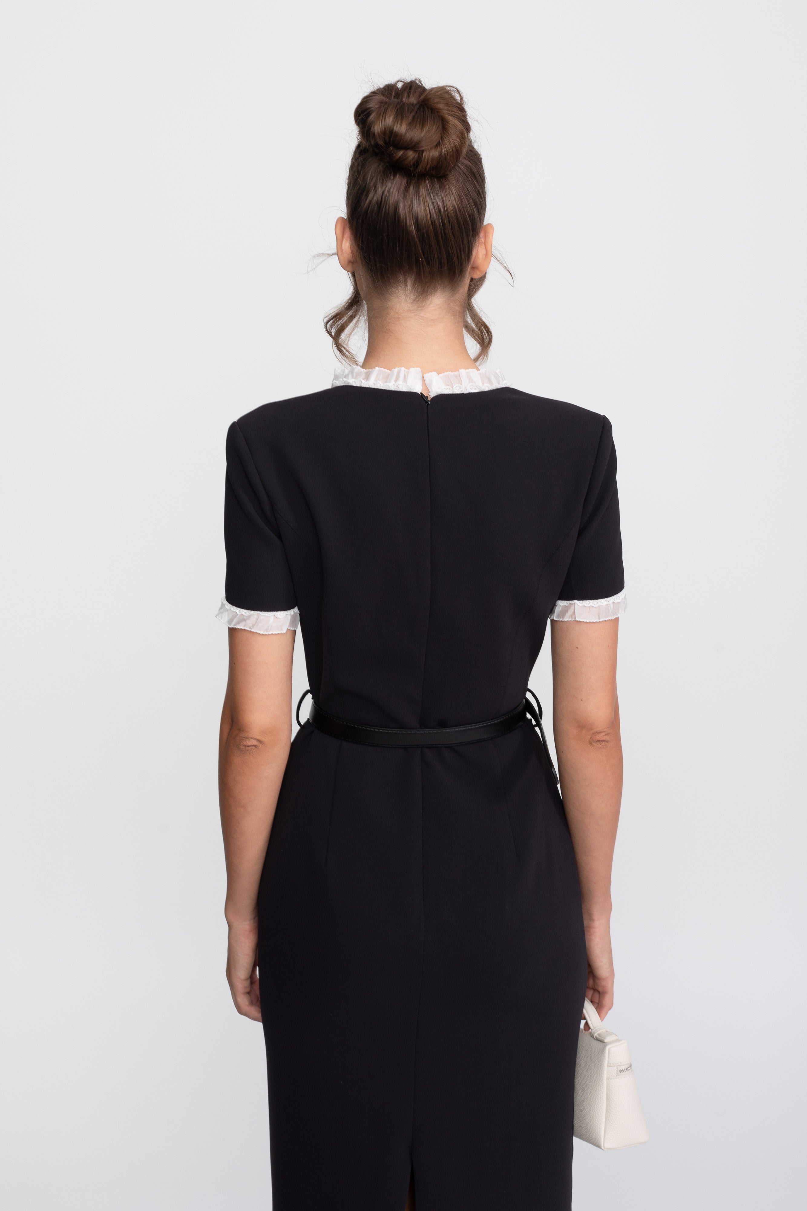 Abito Midi con Scollo Quadrato e Cintura con Rifiniture in Volant Bianco - Nero 