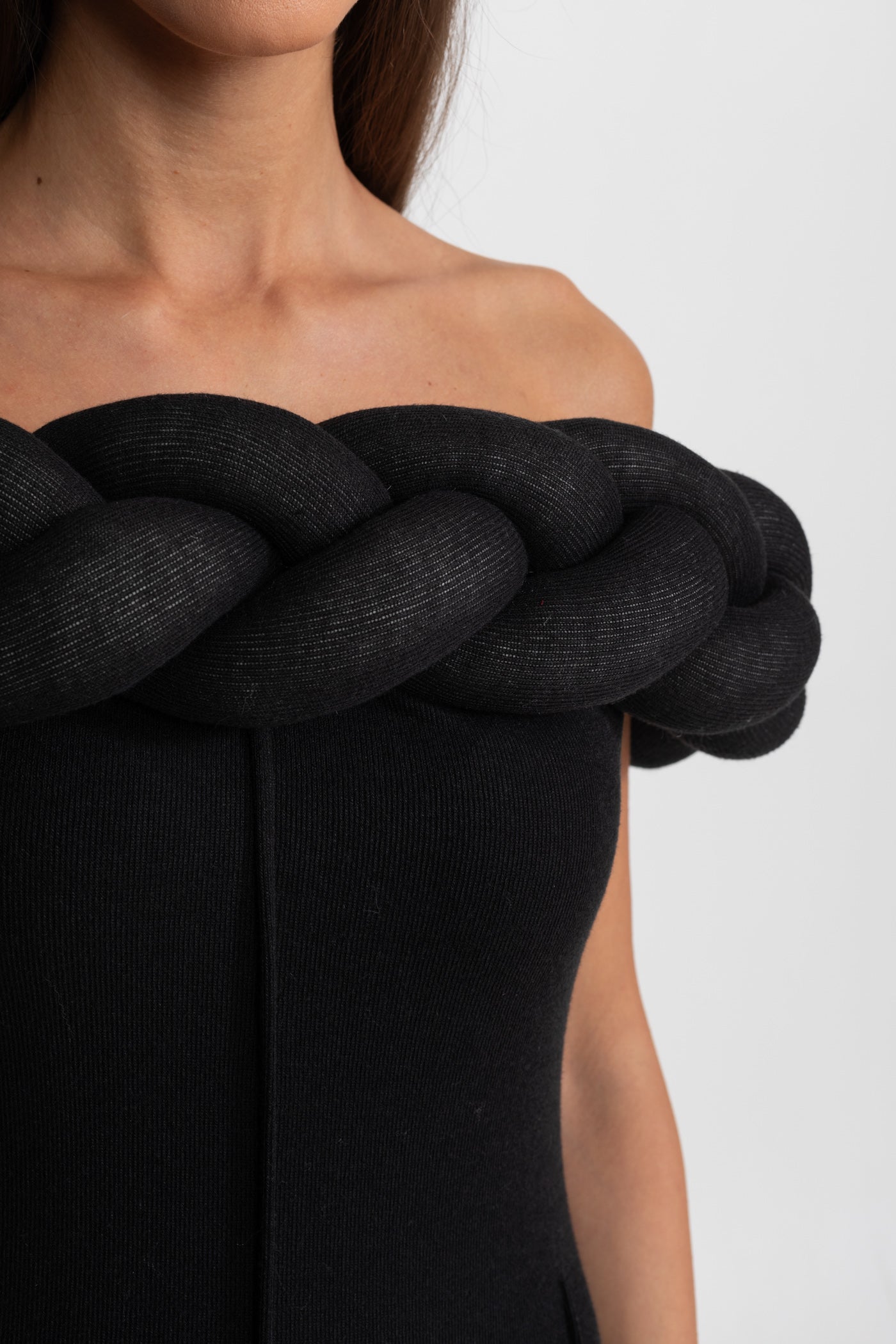 Abito lungo con scollo intrecciato e spalle scoperte – Nero 