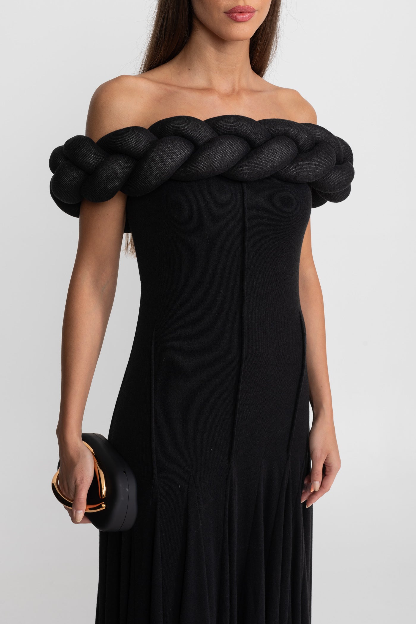 Abito lungo con scollo intrecciato e spalle scoperte – Nero 