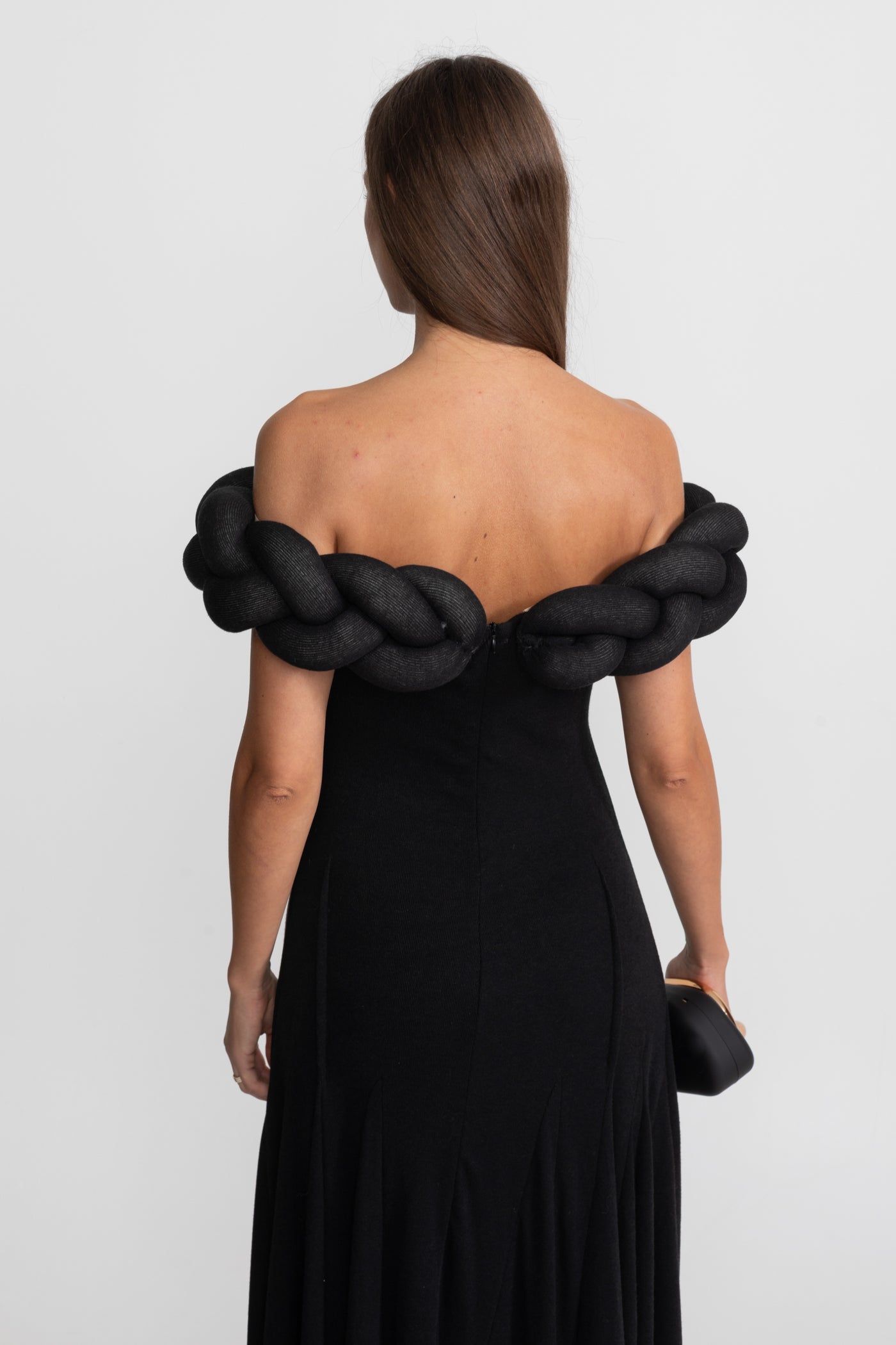 Abito lungo con scollo intrecciato e spalle scoperte – Nero 