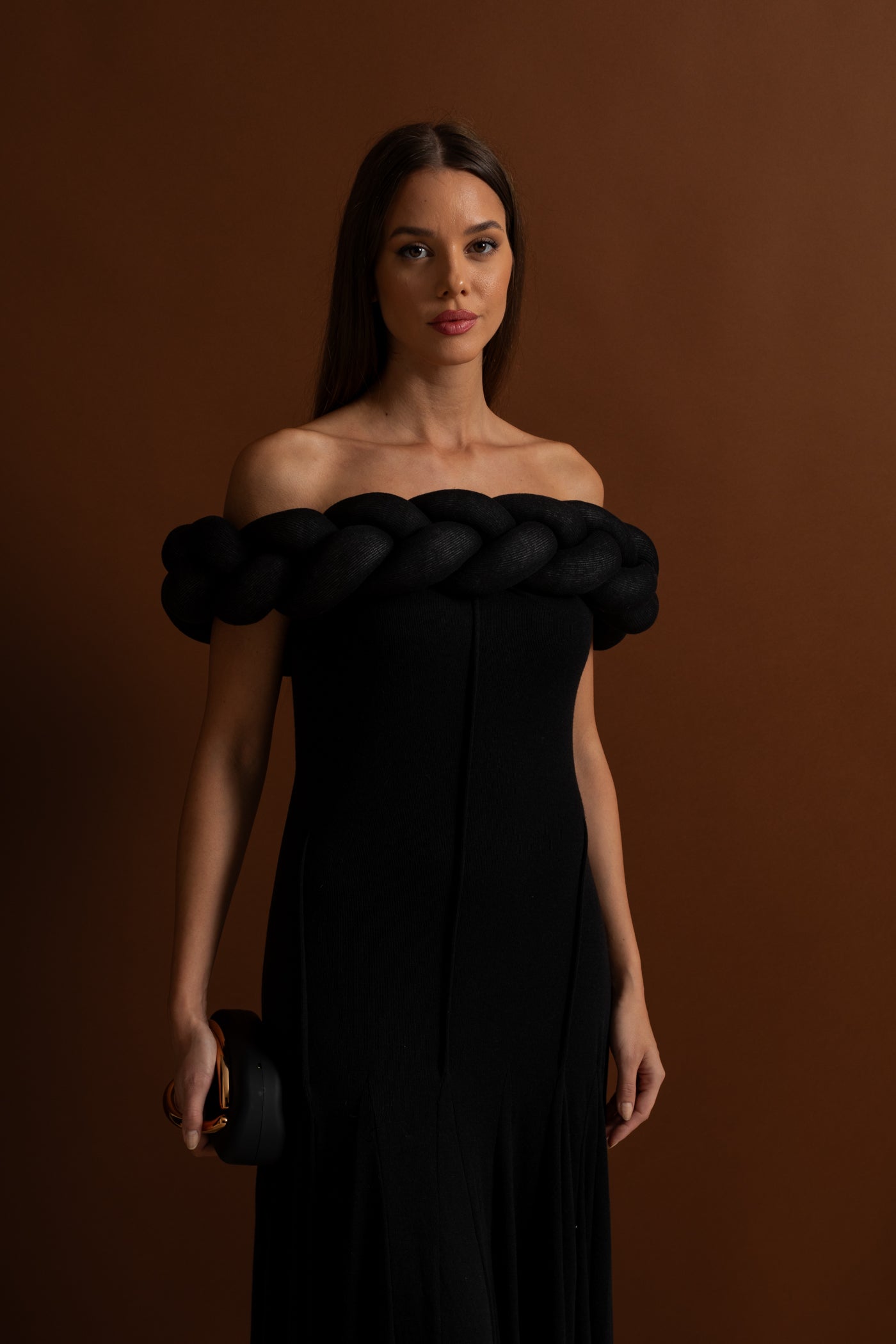 Abito lungo con scollo intrecciato e spalle scoperte – Nero 
