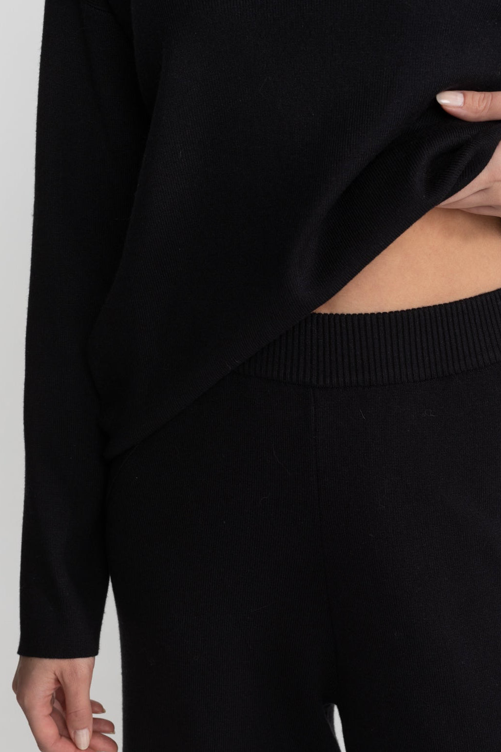 Completo Knit Lounge coordinato con colletto in pelliccia di volpe – Nero/Grigio 