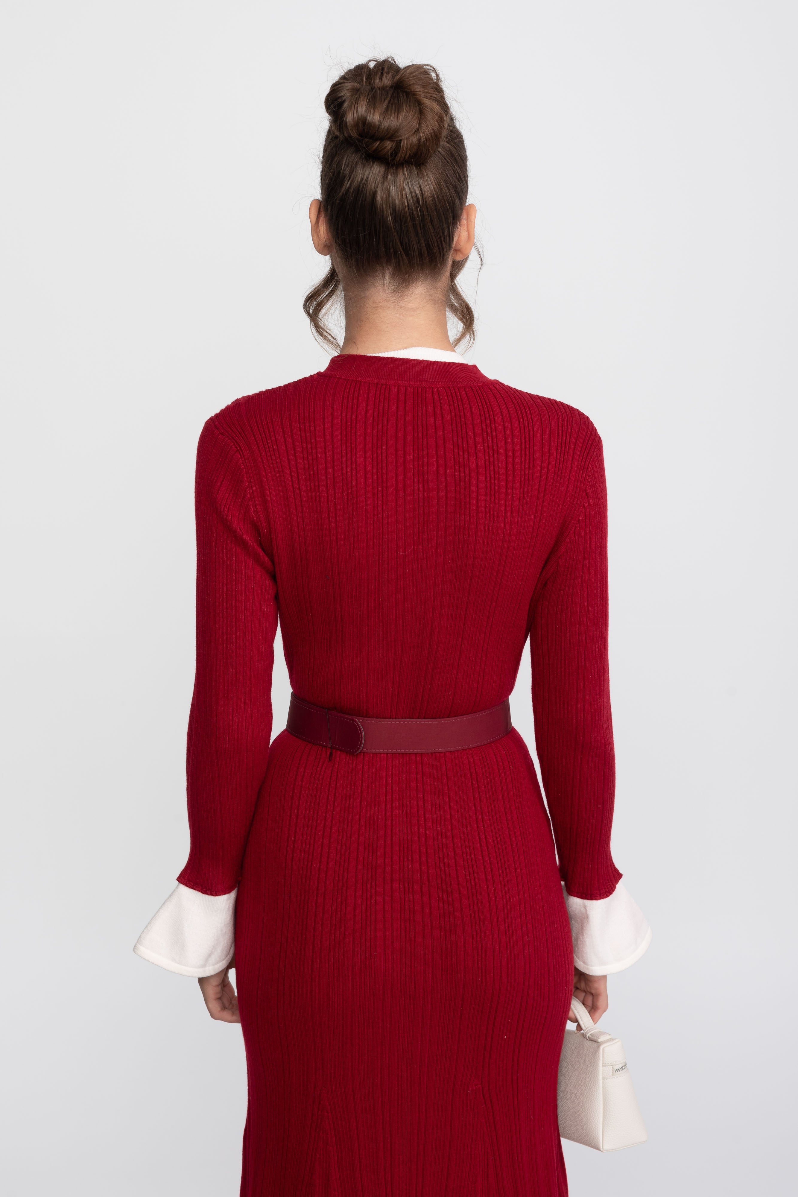 Abito Midi in Maglia a Coste con Cintura, Polsini e Colletto Bianchi - Burgundy 