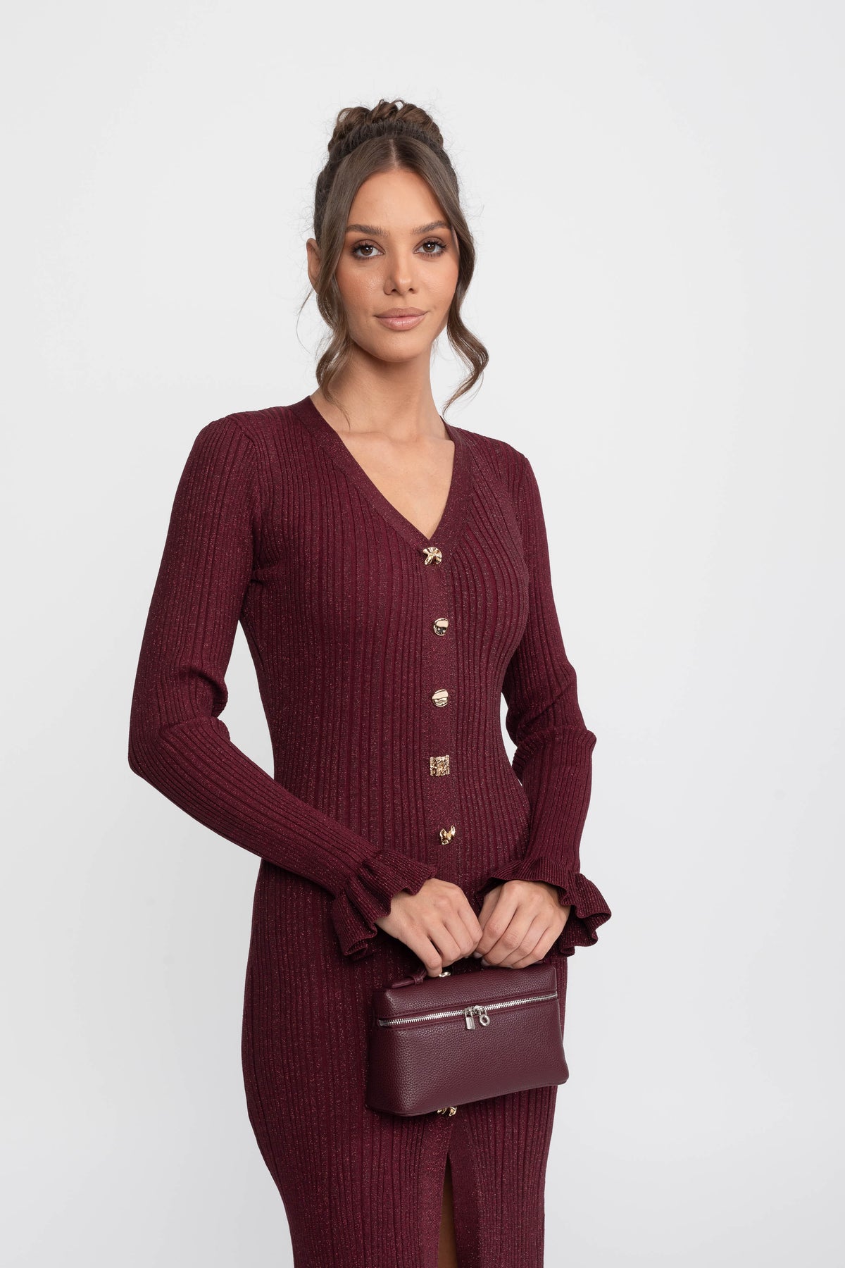 Abito maxi in maglia a costine con scollo a V, bottoni frontali e polsini con volant - Burgundy 