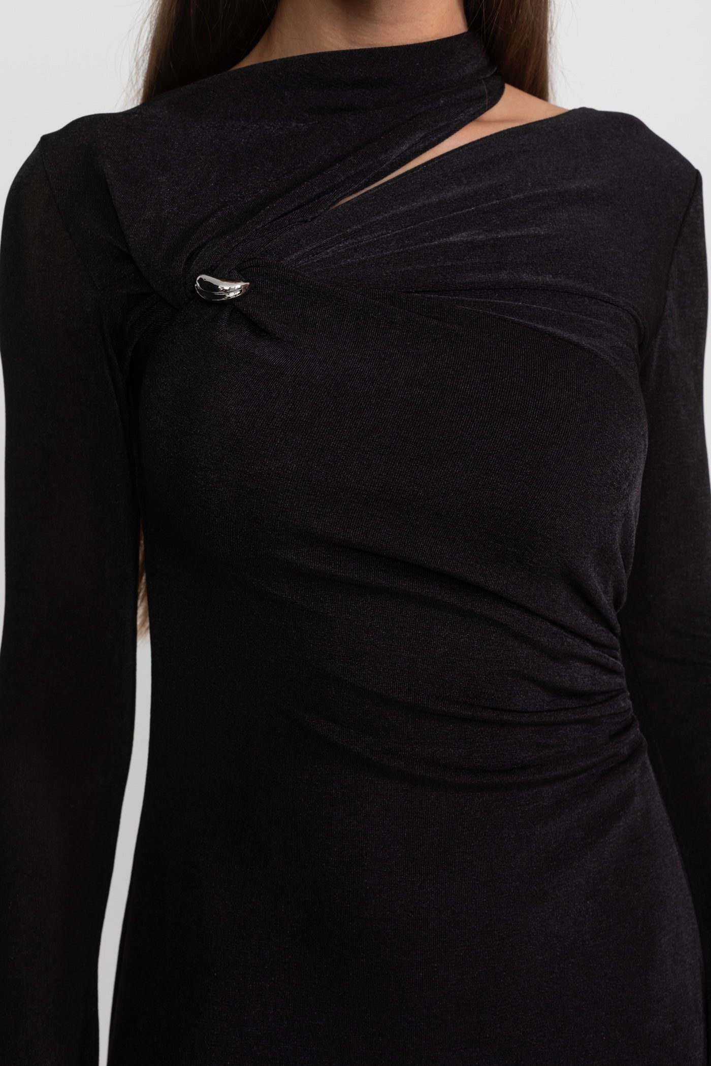 Abito lungo drappeggiato con cut-out e dettagli eleganti - Nero 