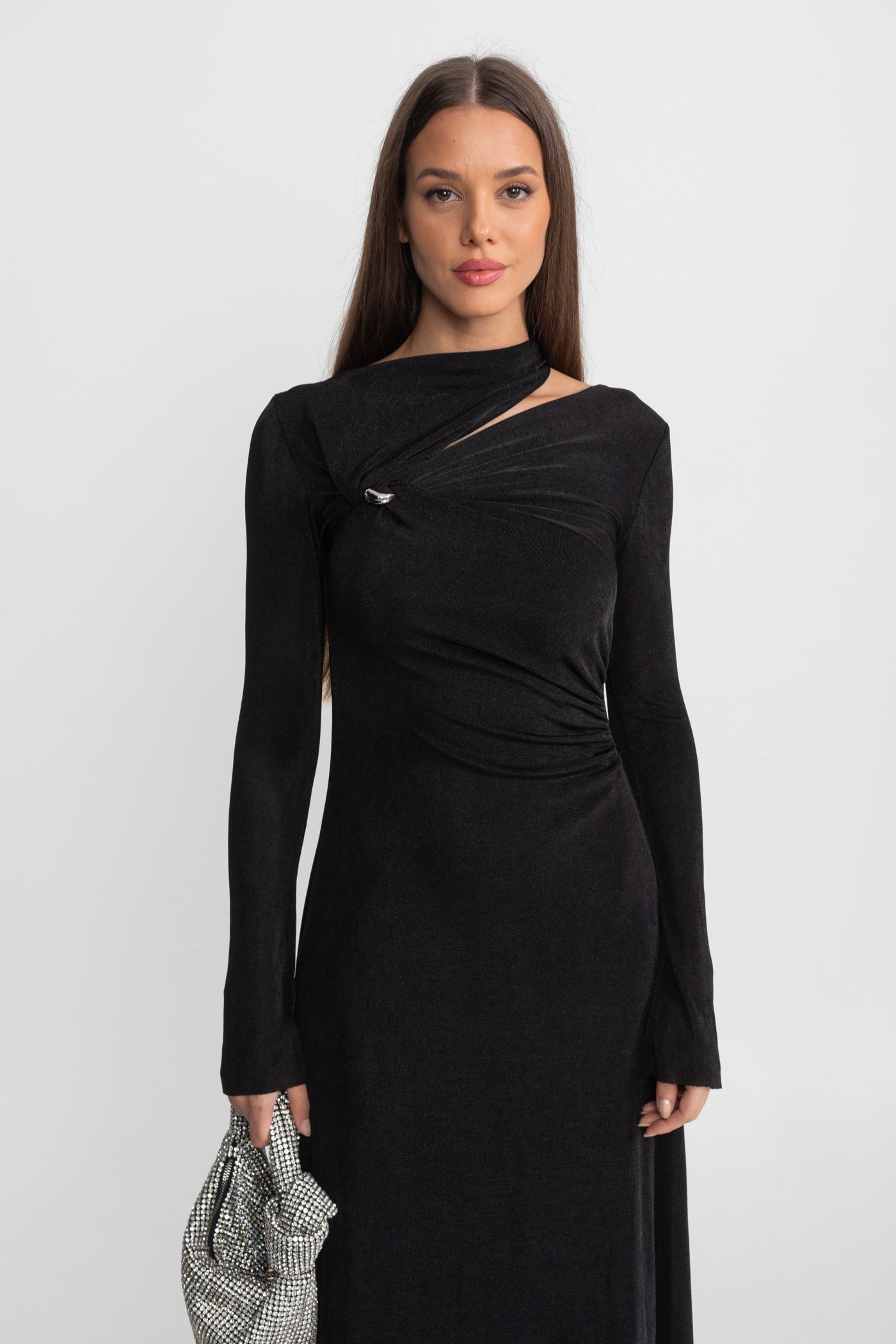 Abito lungo drappeggiato con cut-out e dettagli eleganti - Nero 