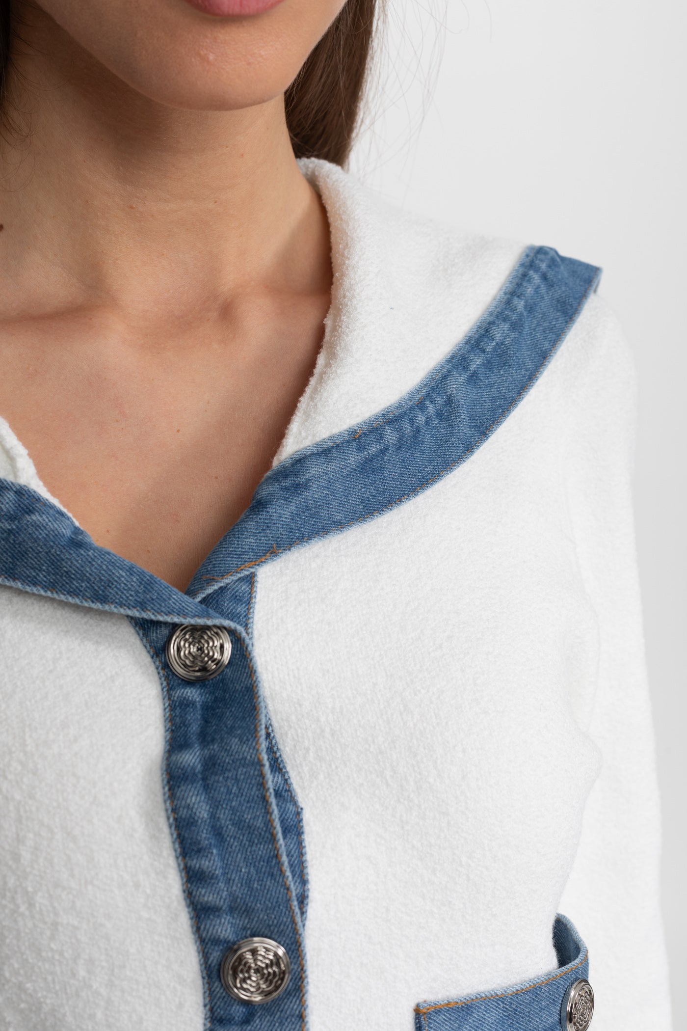 Coordinato in maglia testurizzata con finiture in denim – Bianco e Blu 