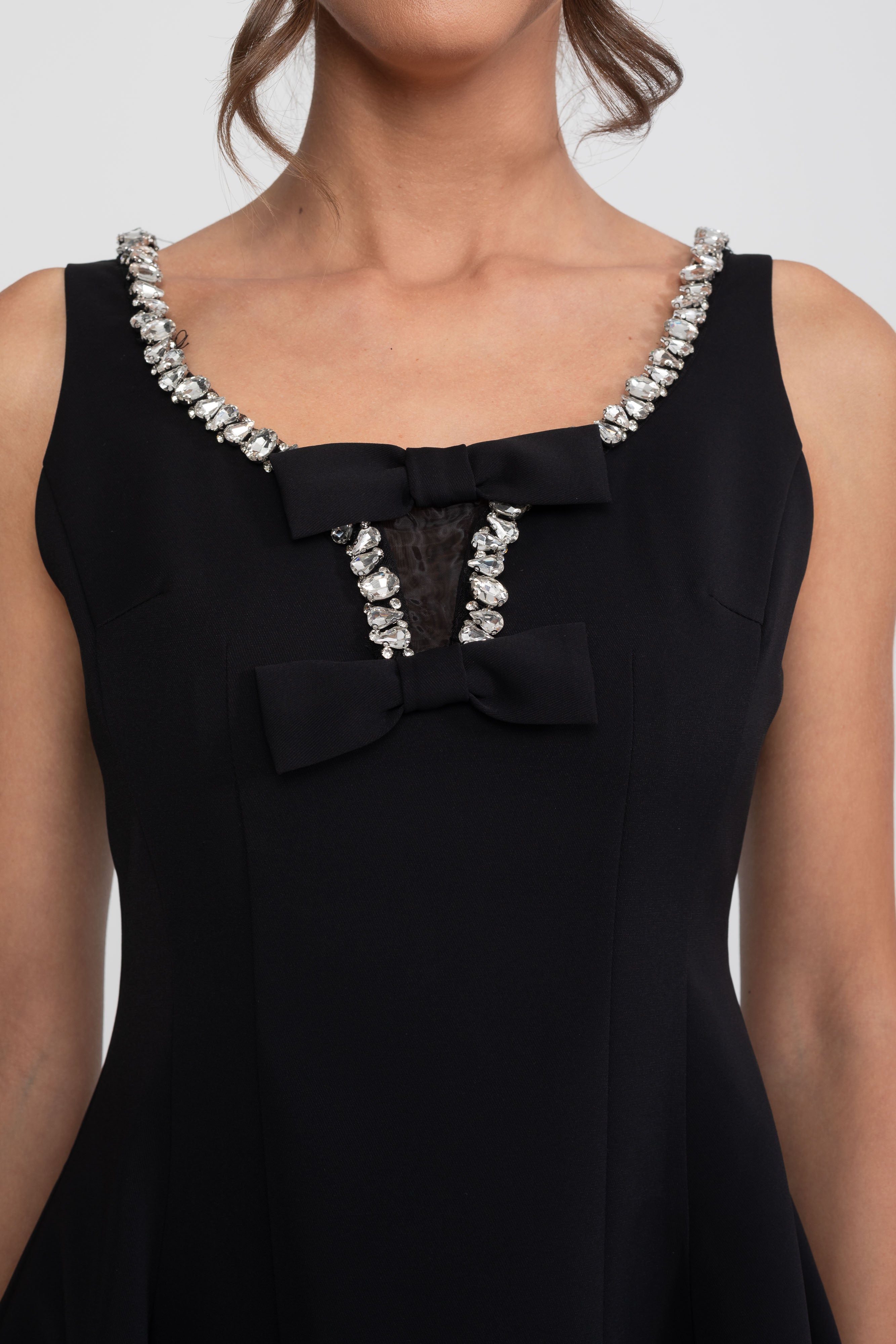 Abito Mini Fit-and-Flare con Rifiniture in Cristallo e Fiocchi sul Seno - Nero 