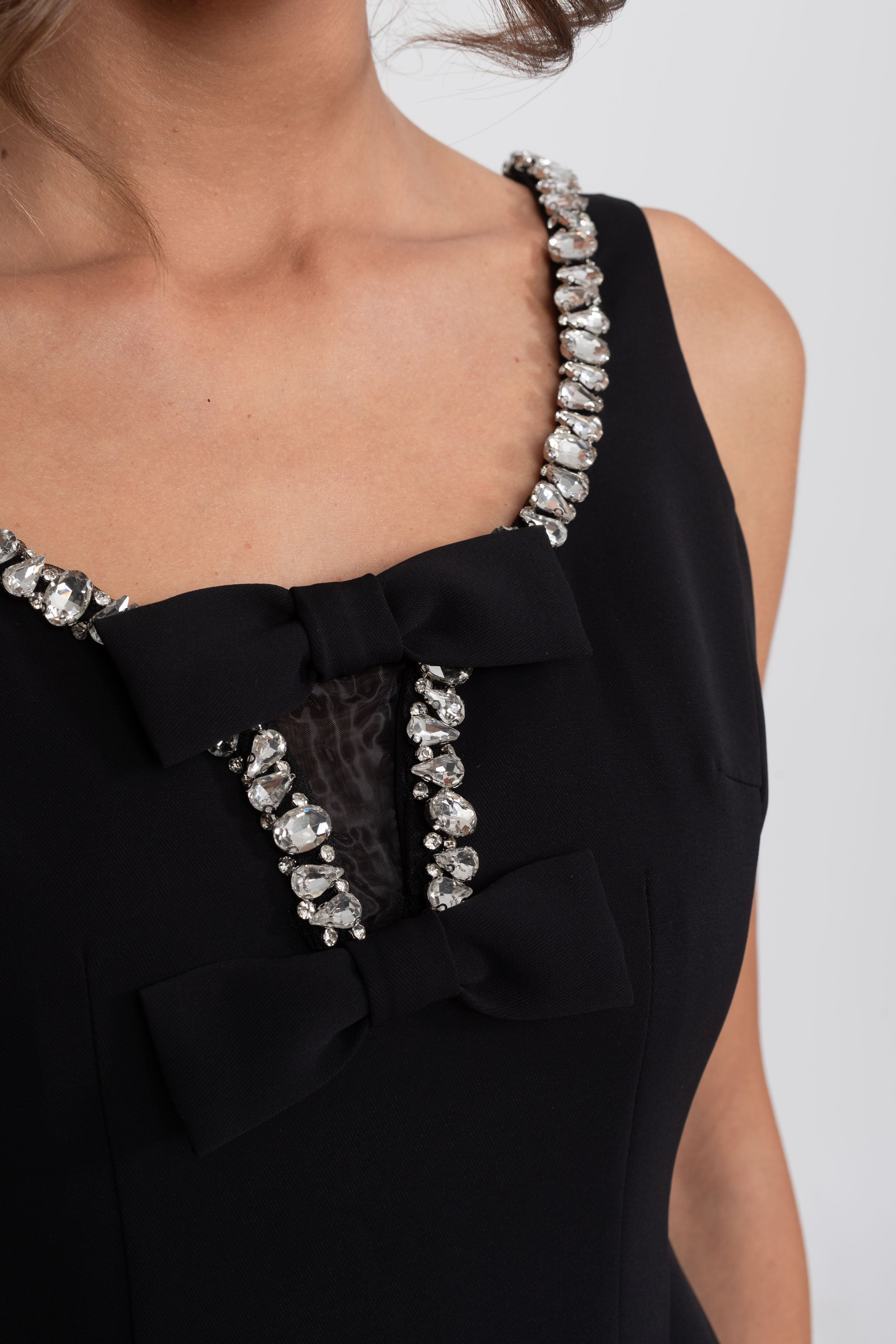 Abito Mini Fit-and-Flare con Rifiniture in Cristallo e Fiocchi sul Seno - Nero 
