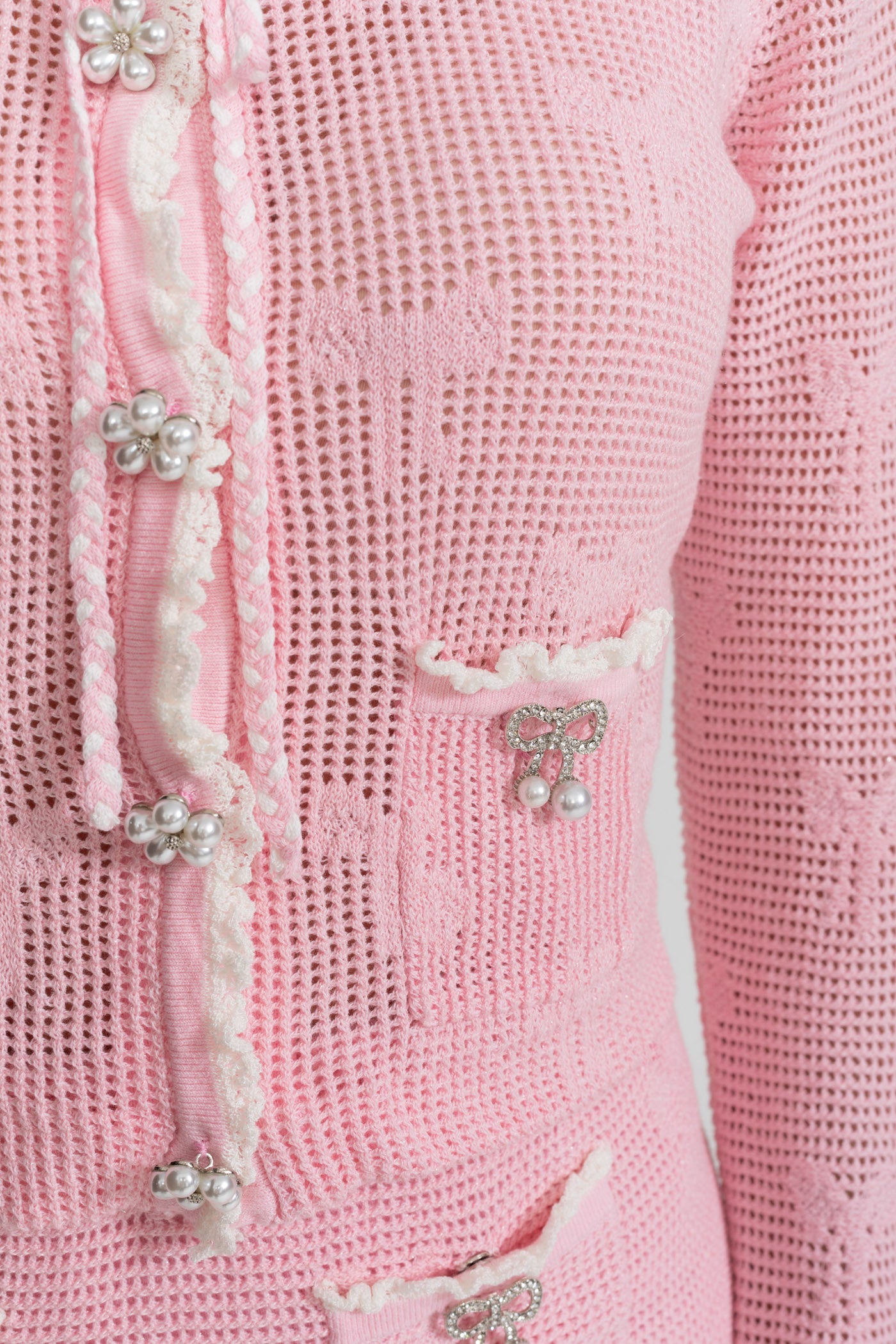 Completo in maglia con dettagli in perle e fiocco – Baby Pink 