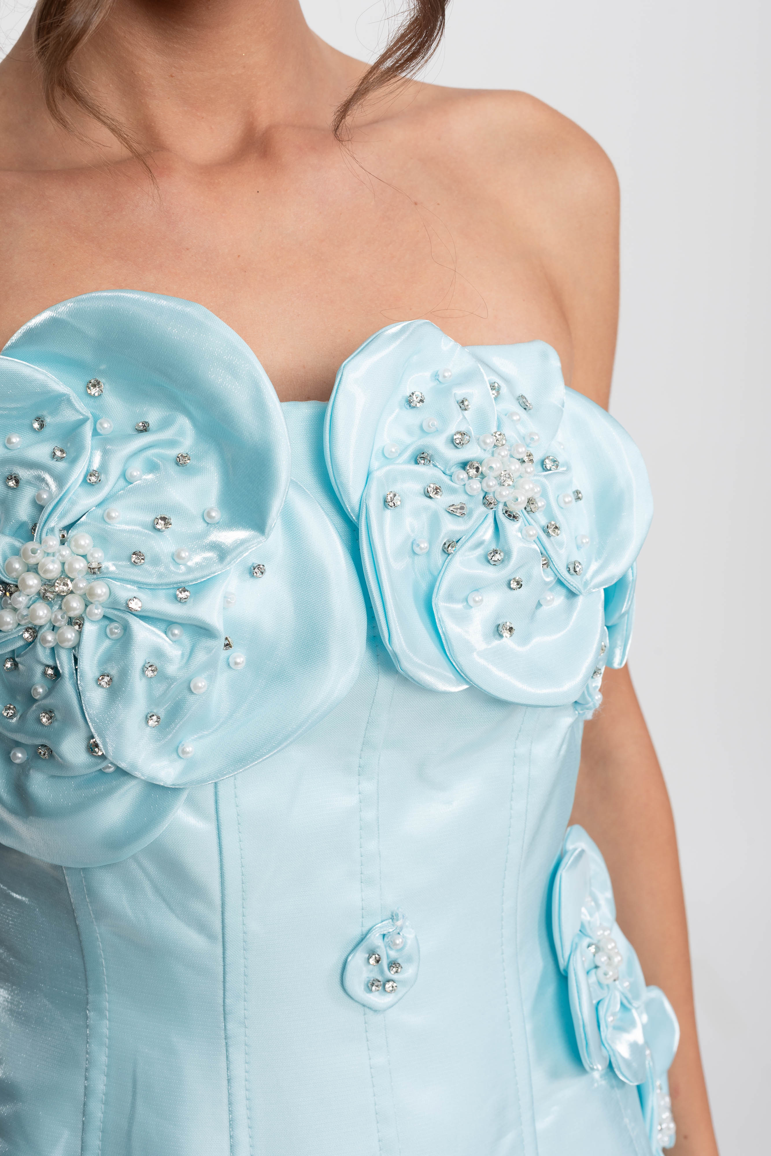 Mini abito corsetto senza spalline in raso con applicazioni floreali 3D - Light Blue 