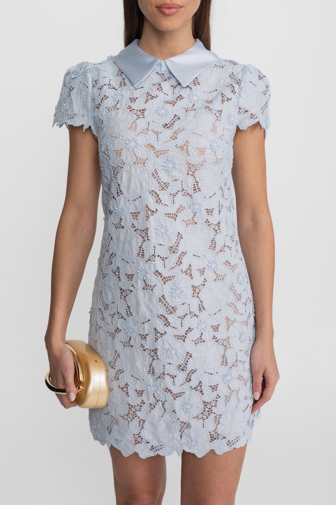 Mini abito in pizzo floreale con colletto in raso – Azzurro chiaro 