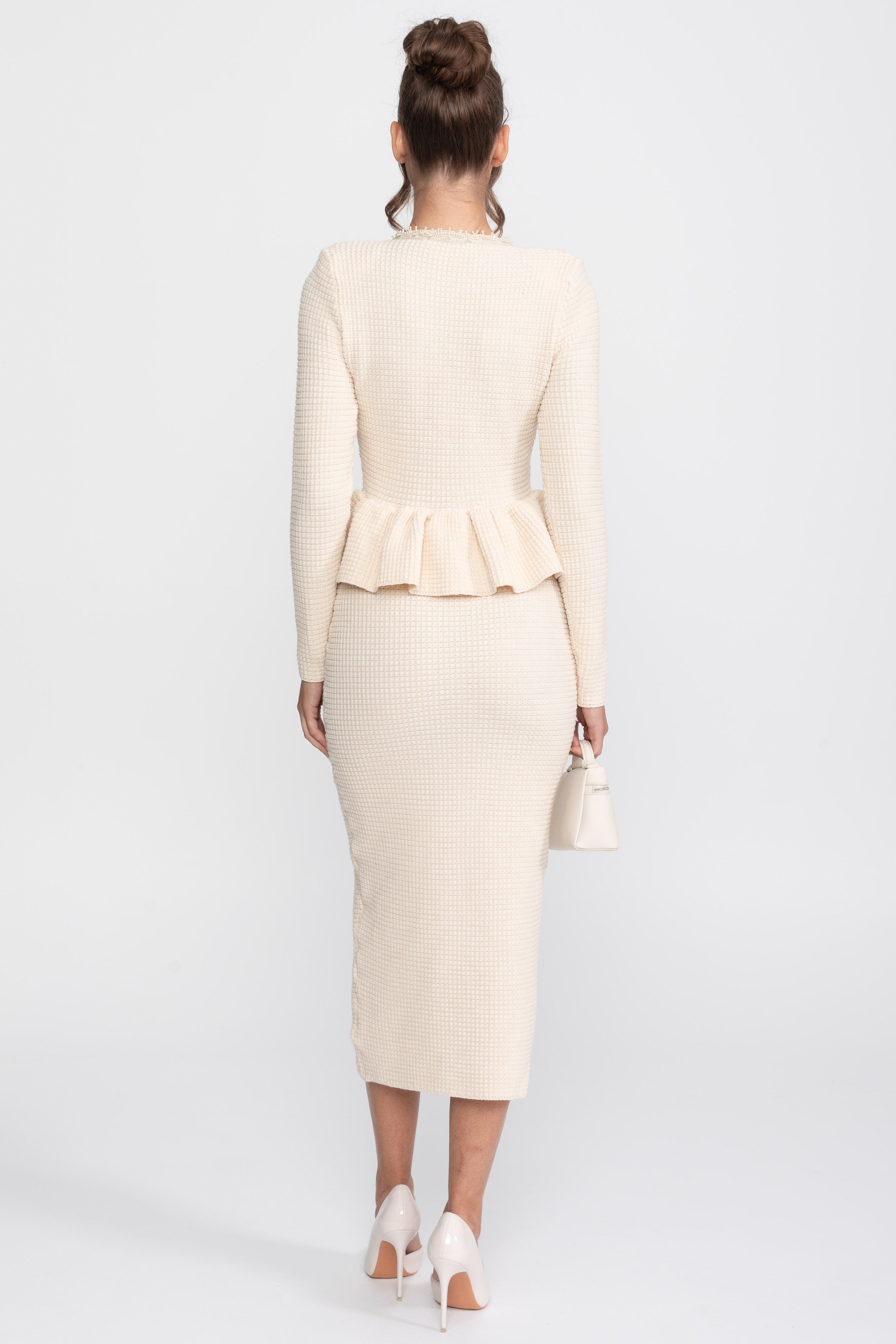 Abito Peplum in Maglia con Rifinitura Frangiata e Tasche Frontali sul Petto - Beige 