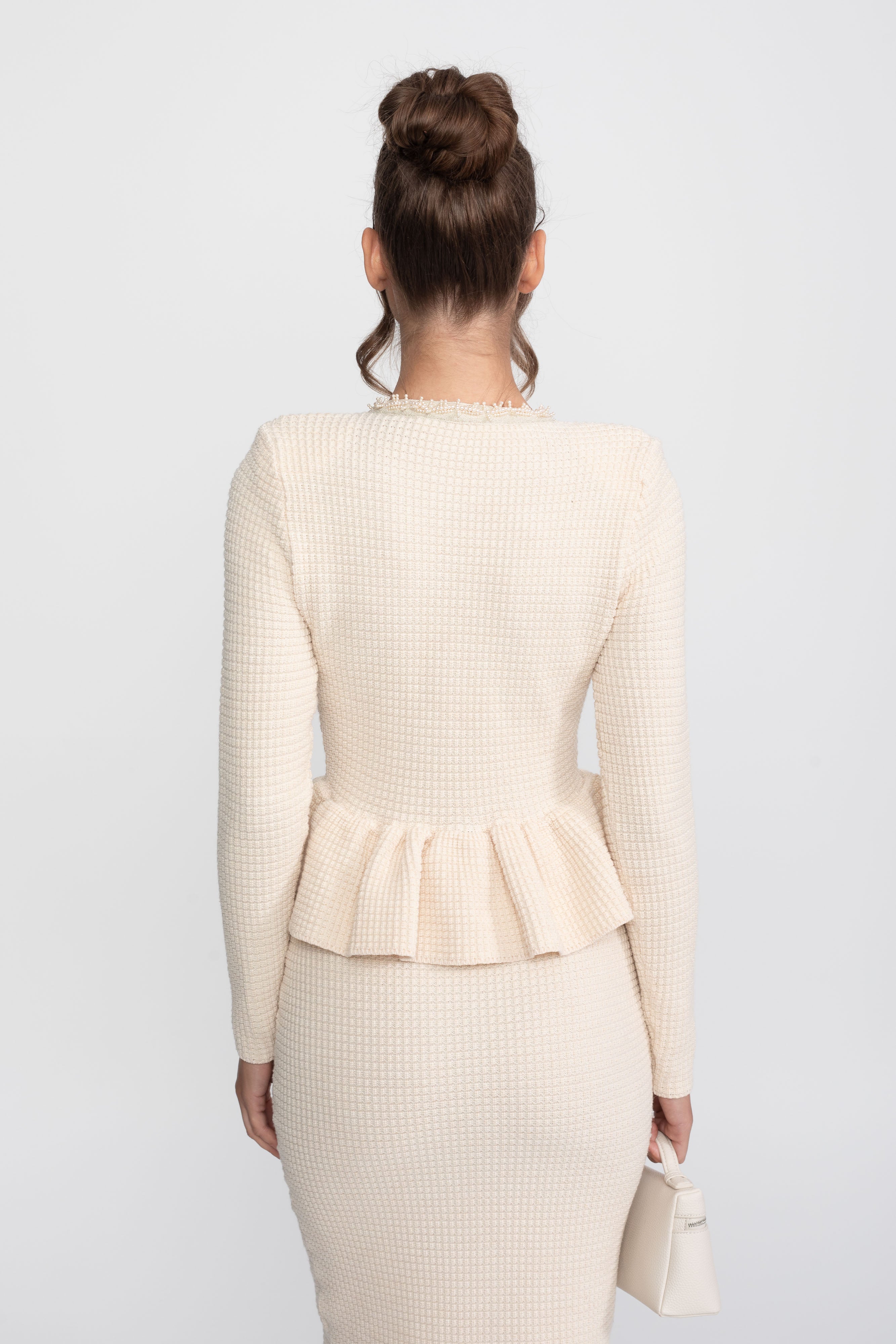 Abito Peplum in Maglia con Rifinitura Frangiata e Tasche Frontali sul Petto - Beige 