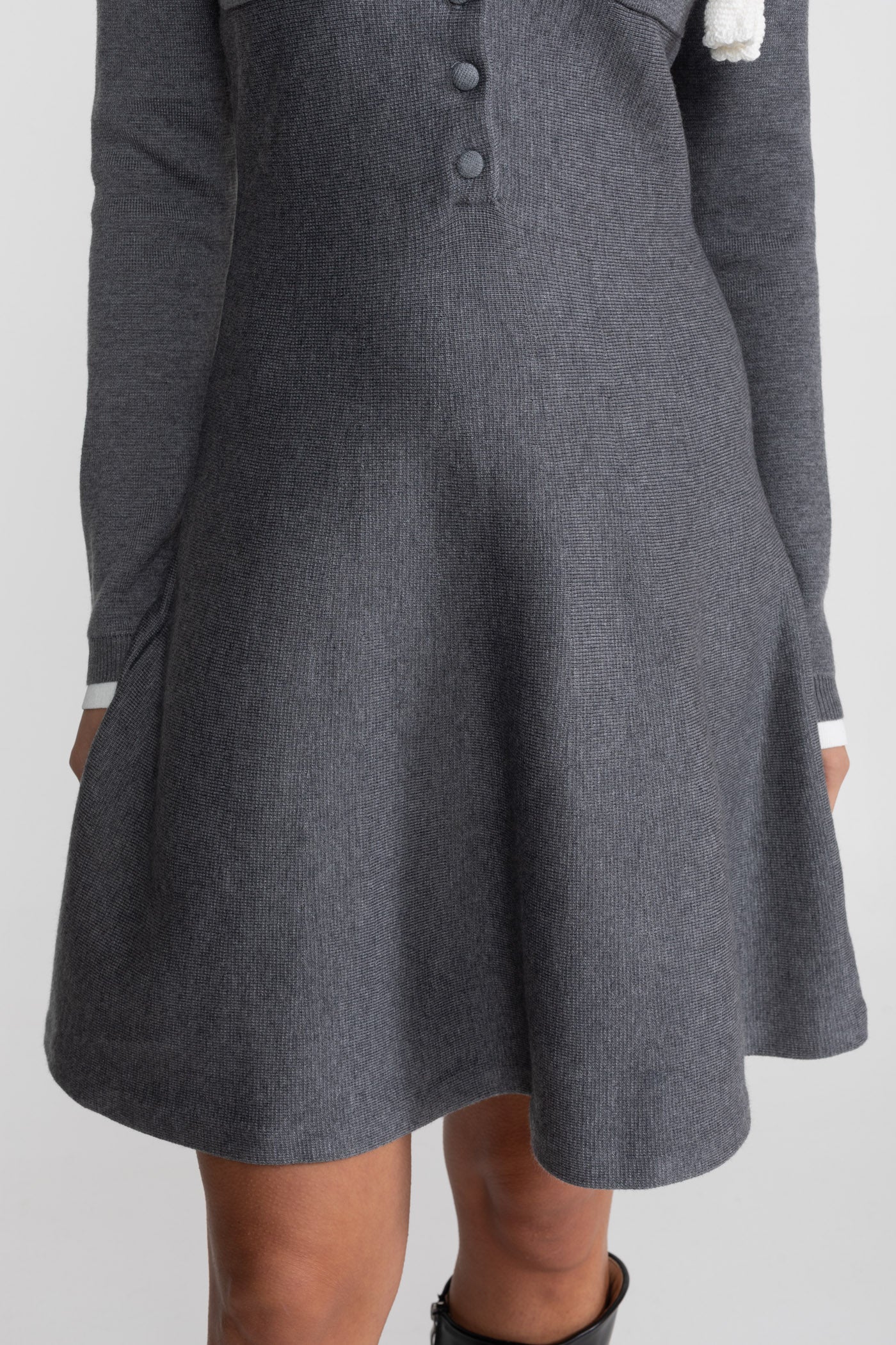 Mini abito con colletto a contrasto e spilla floreale - Grigio 