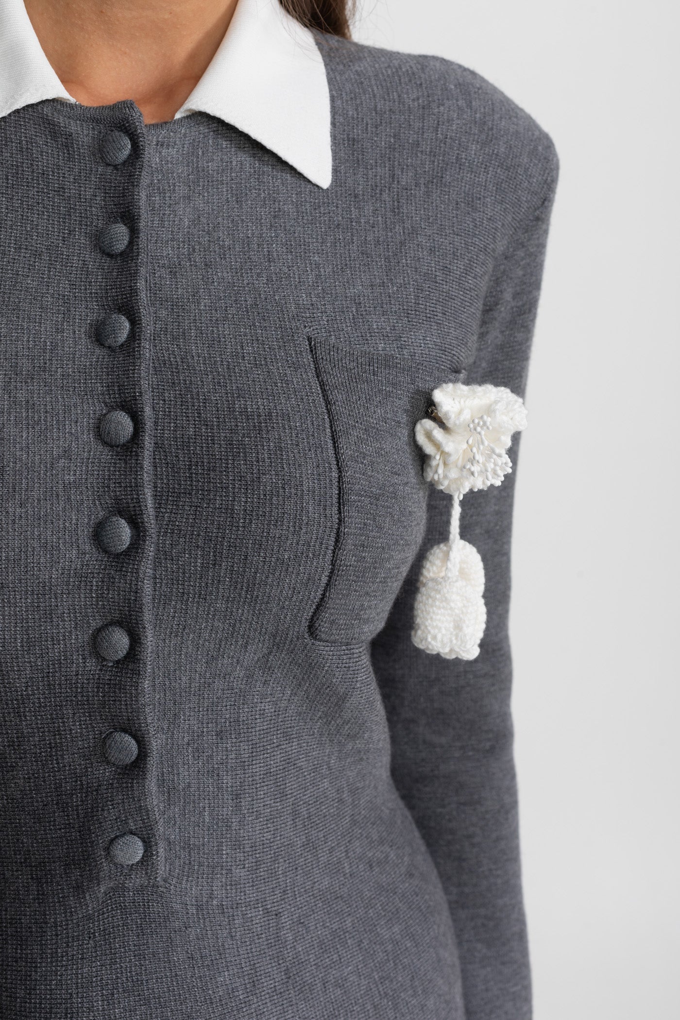 Mini abito con colletto a contrasto e spilla floreale - Grigio 