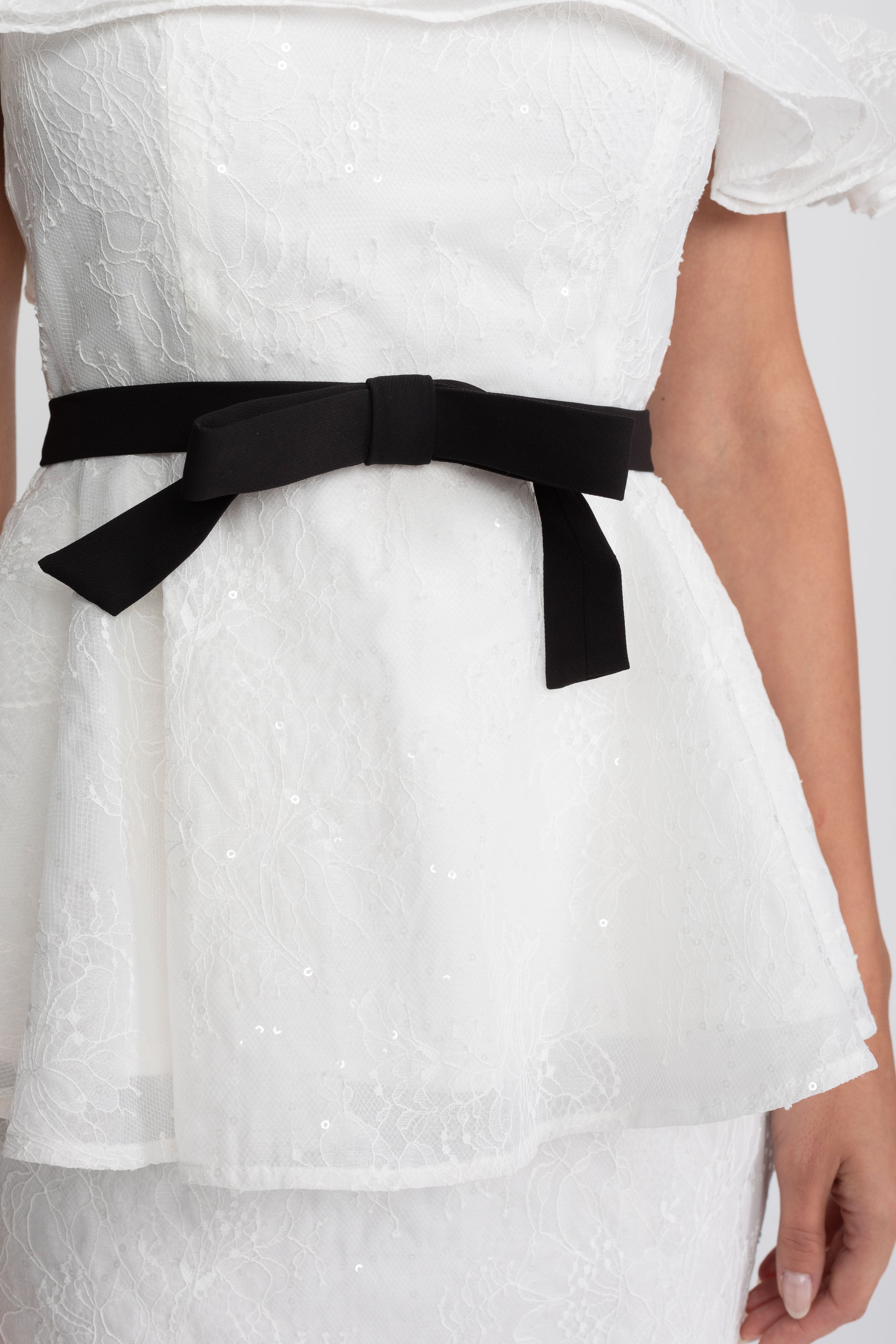 Set Top e Gonna Peplum con Spalle Scoperte e Cintura in Nastro Nero - Bianco 