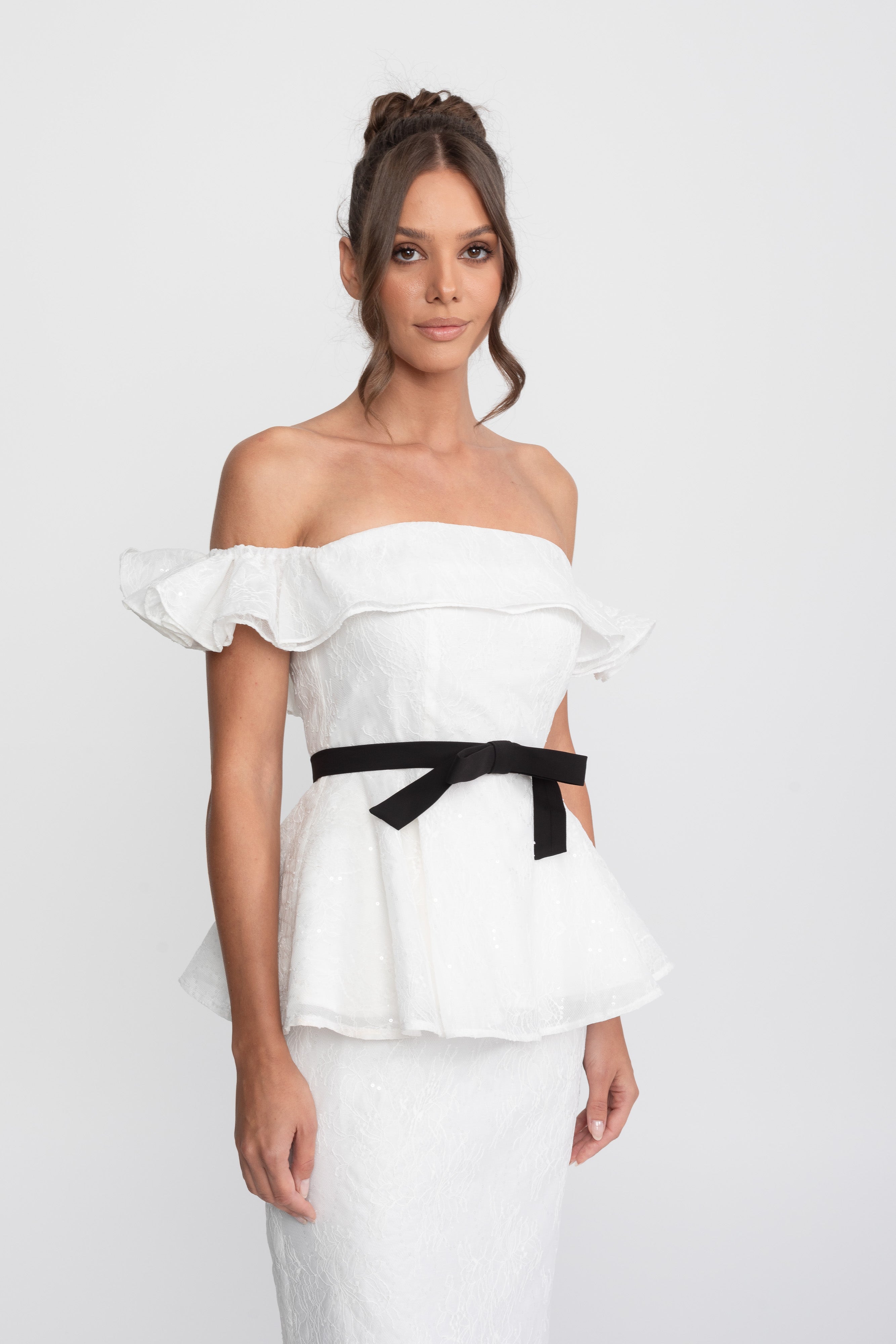 Set Top e Gonna Peplum con Spalle Scoperte e Cintura in Nastro Nero - Bianco 