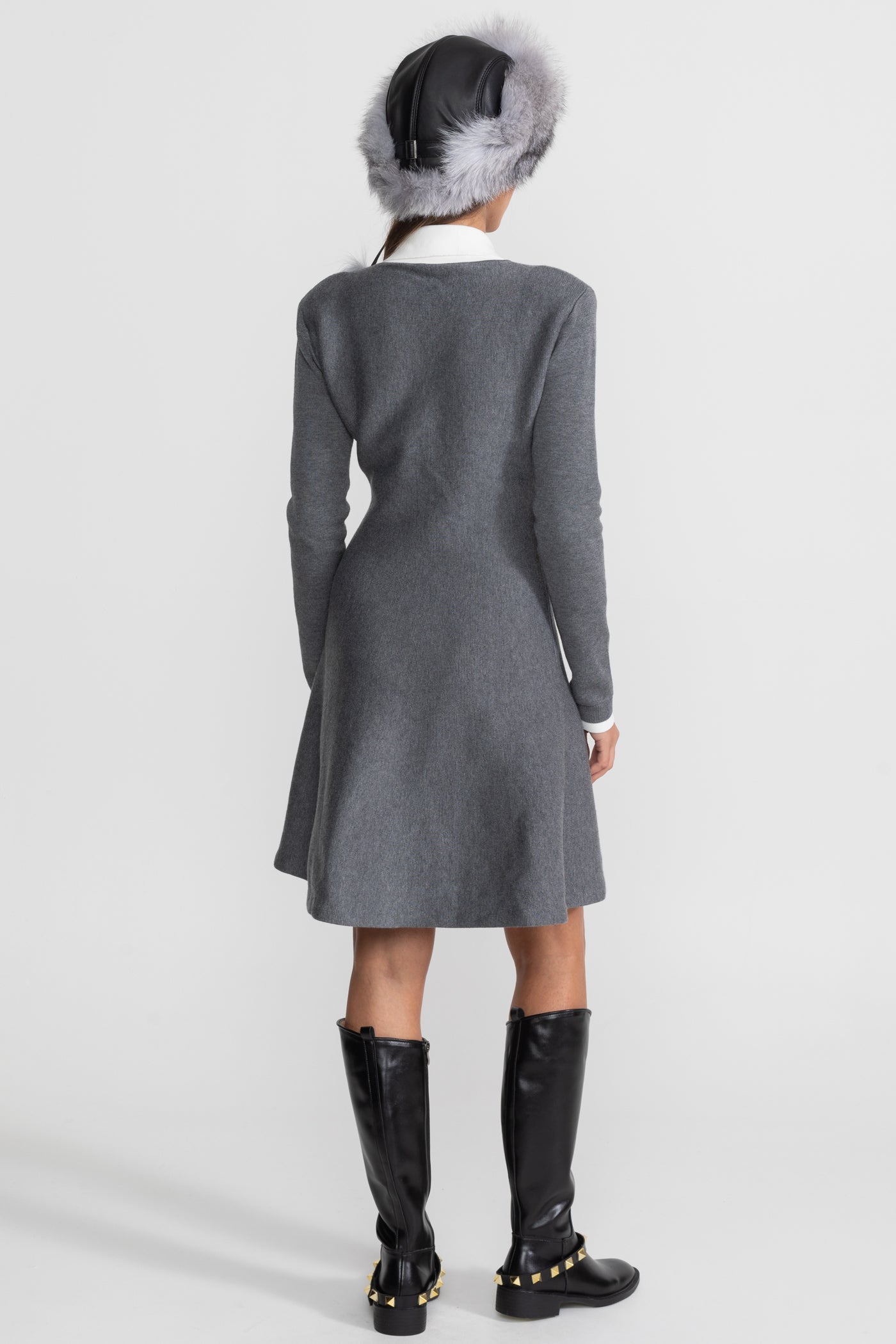 Mini abito con colletto a contrasto e spilla floreale - Grigio 