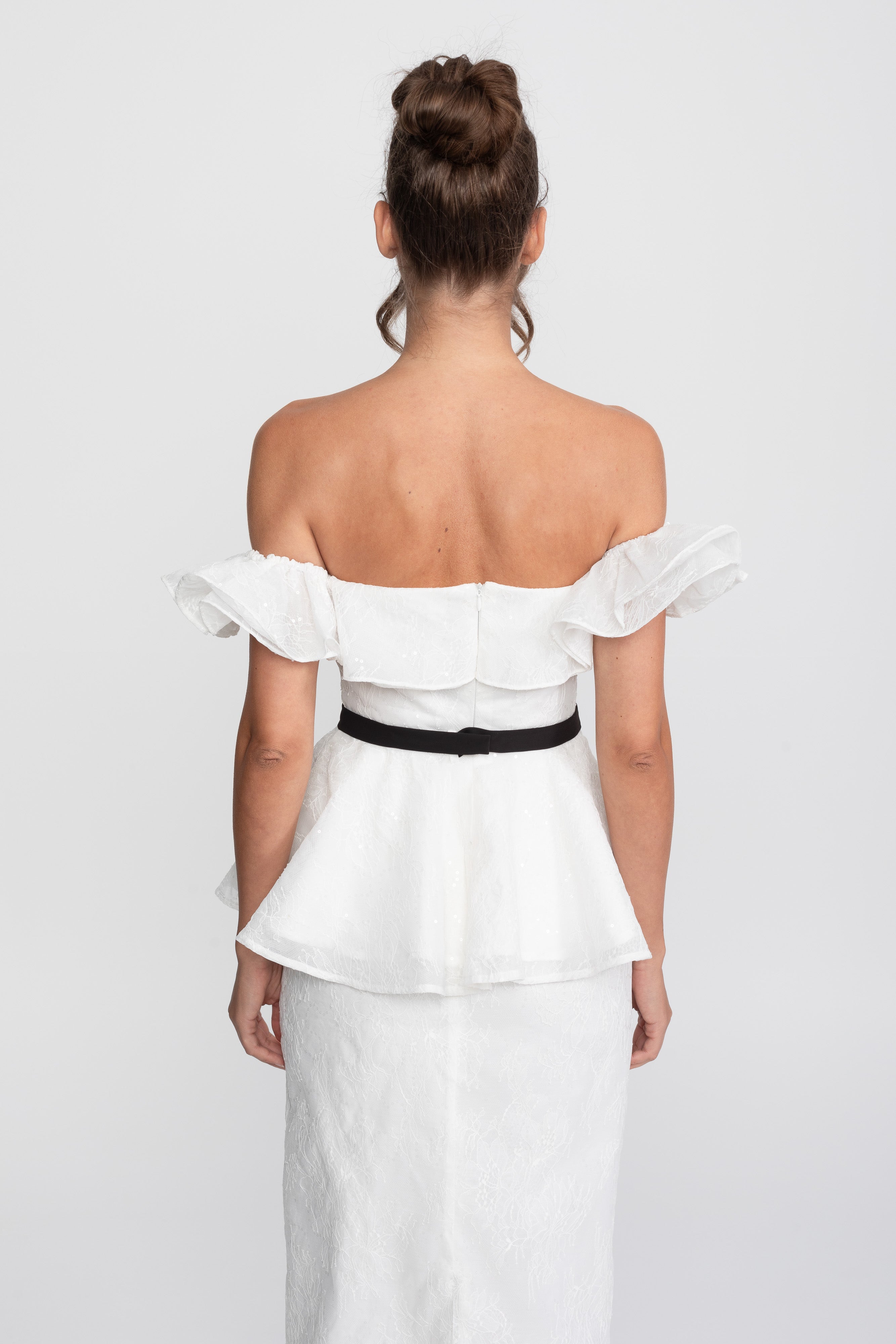 Set Top e Gonna Peplum con Spalle Scoperte e Cintura in Nastro Nero - Bianco 