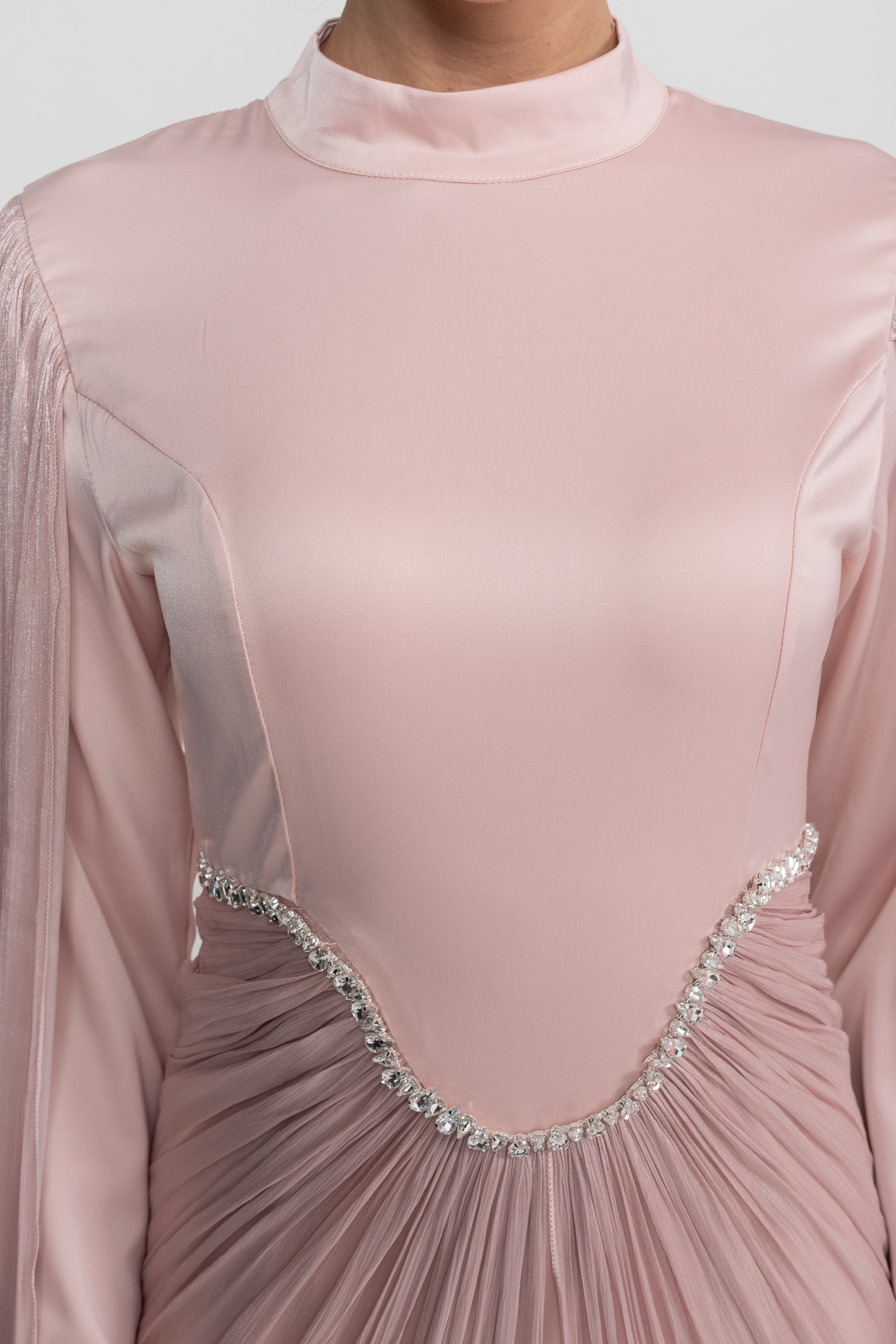 Abito lungo a maniche lunghe con sovrapposizione drappeggiata e rifinitura in cristallo in vita - Blush Pink 
