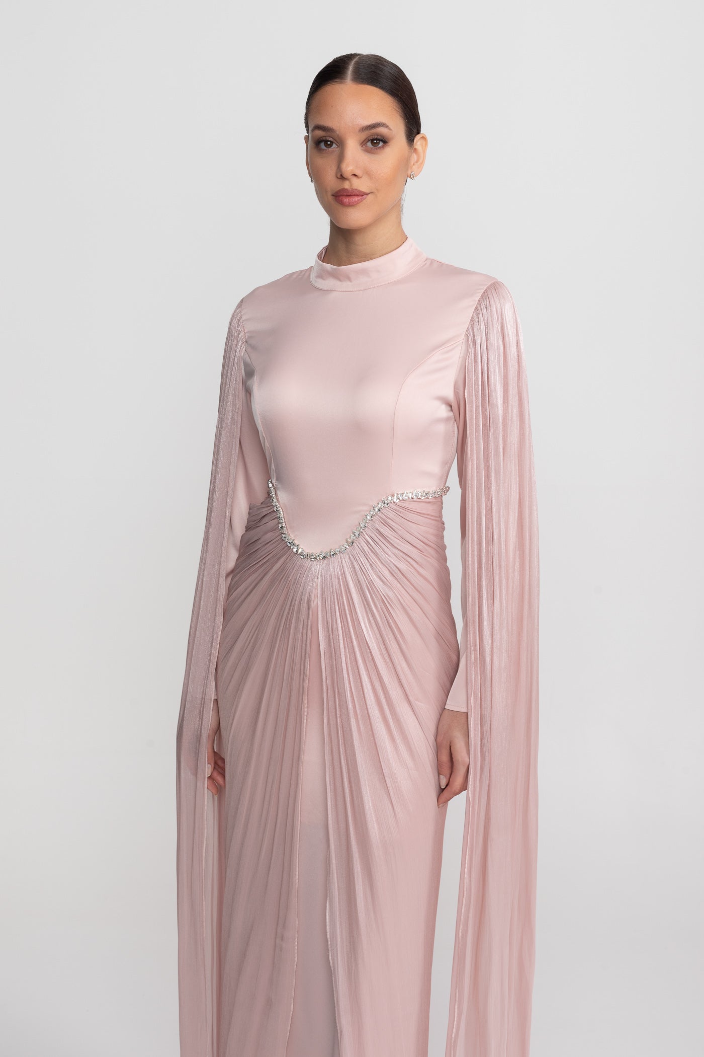 Abito lungo a maniche lunghe con sovrapposizione drappeggiata e rifinitura in cristallo in vita - Blush Pink 