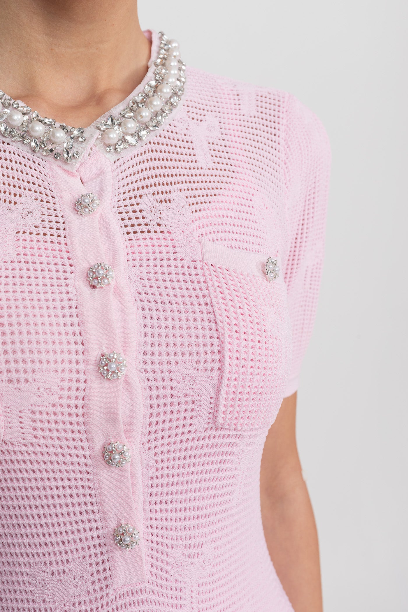 Abito Mini a Maniche Corte Testurizzato con Scollo Rifinito in Perle e Bottoni in Cristallo - Rosa 